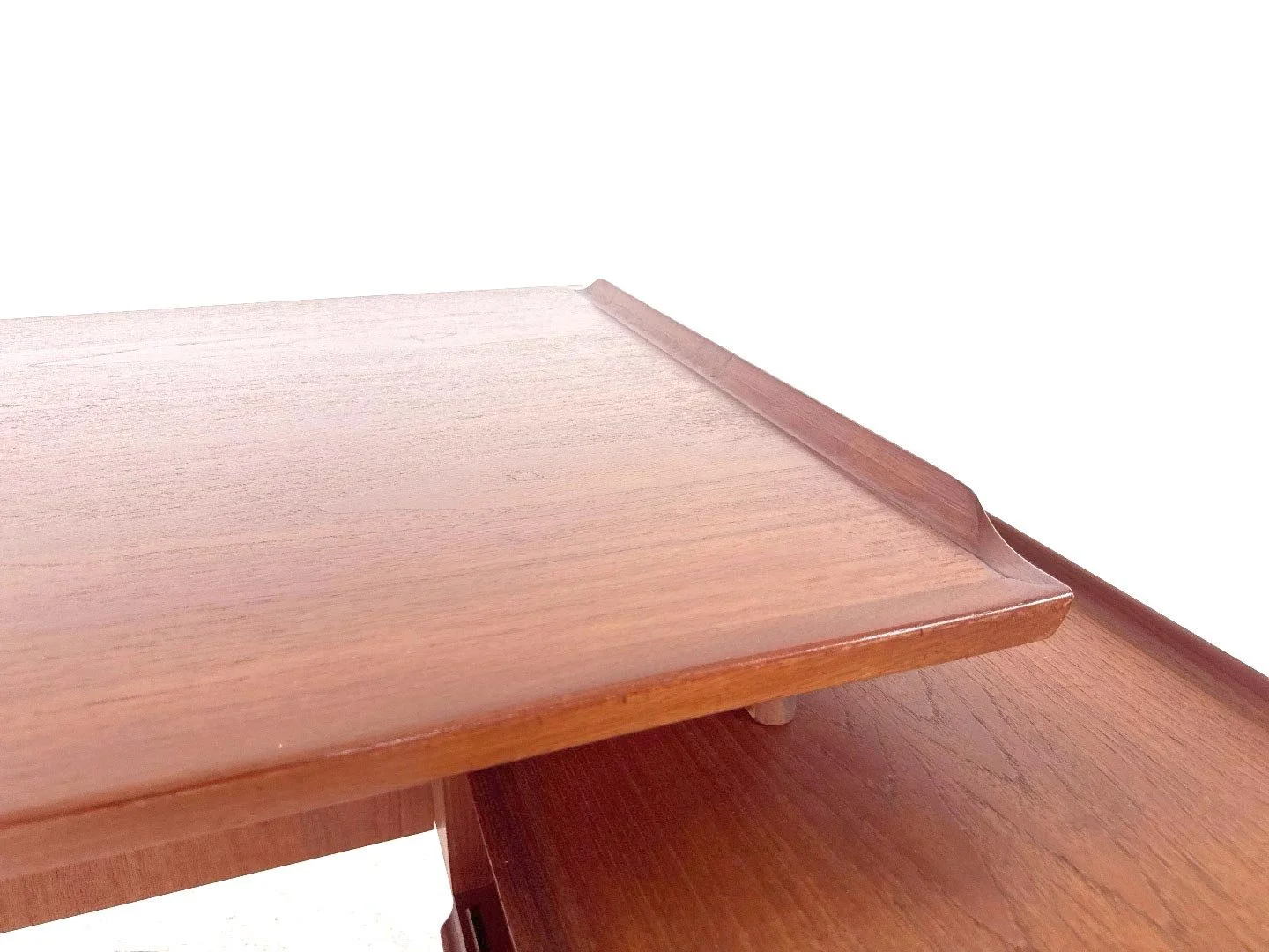 Arne Vodder Model 209 bureau voor Sibast in hout – close-up opstaande rand dressoir