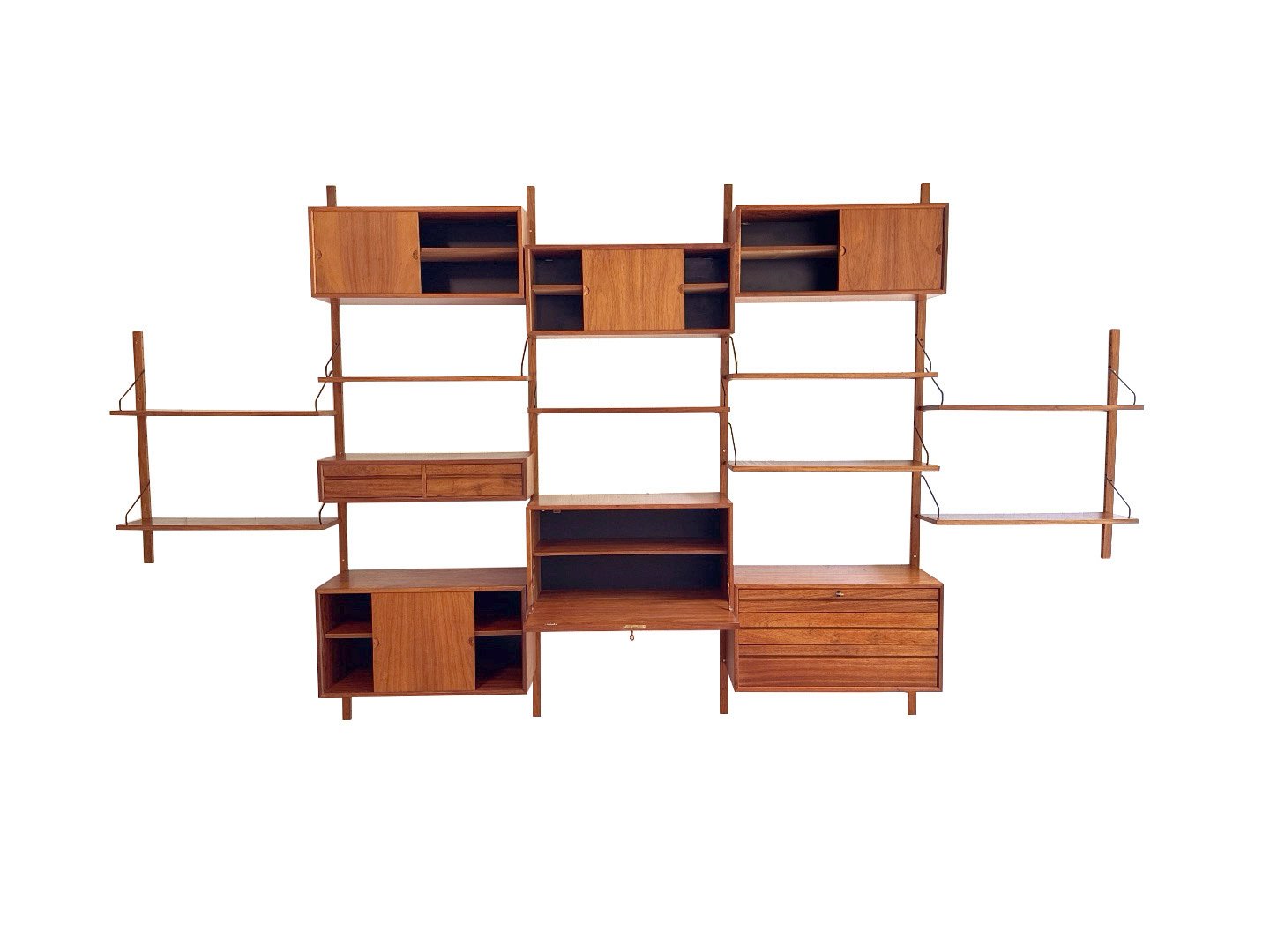 Vintage Royal System wandmeubel van Poul Cadovius in teak – totaalbeeld met kastdeuren en klepkast open