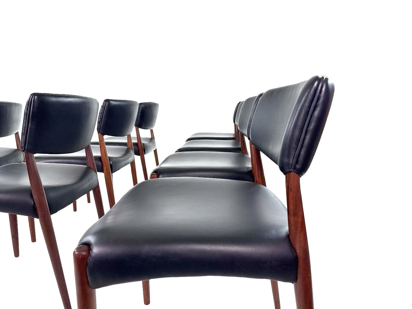 Set van 8 Deense teak stoelen van Aksel Bender Madsen & Ejnar Larsen in teak – zijaanzicht links close‑up zitting.