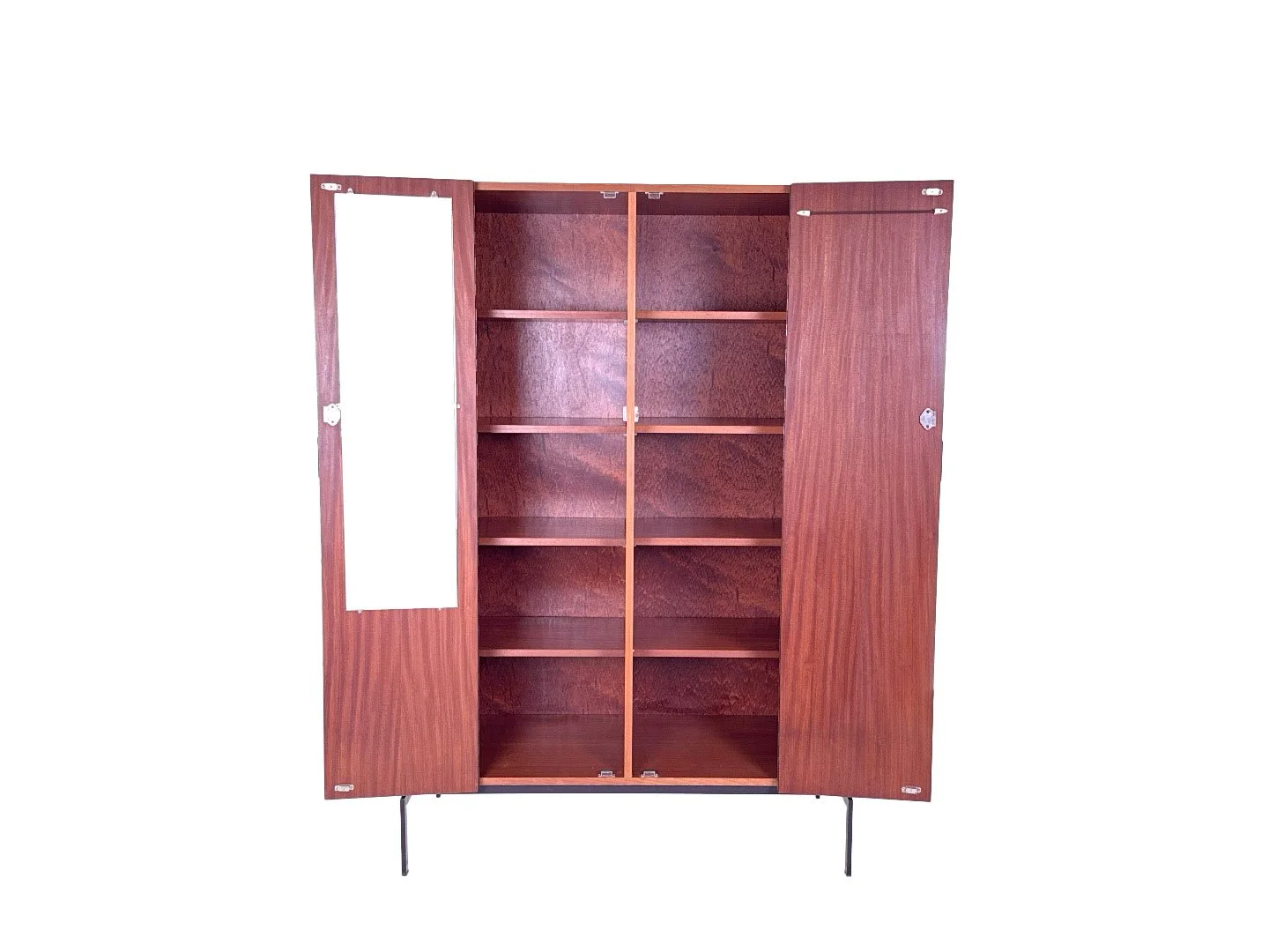 Pastoe KU14 kledingkast van Cees Braakman in teak – totaalbeeld met twee deuren open, zicht op deel interieur