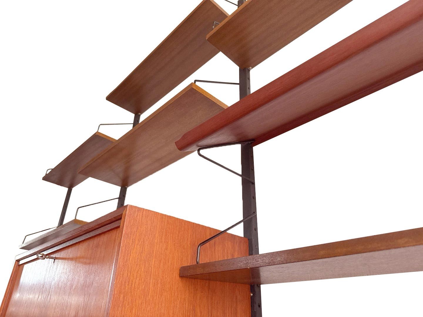 Poul Cadovius vintage wandsysteem Royal System in teak – schuin onderaanzicht rechts met zicht op constructie