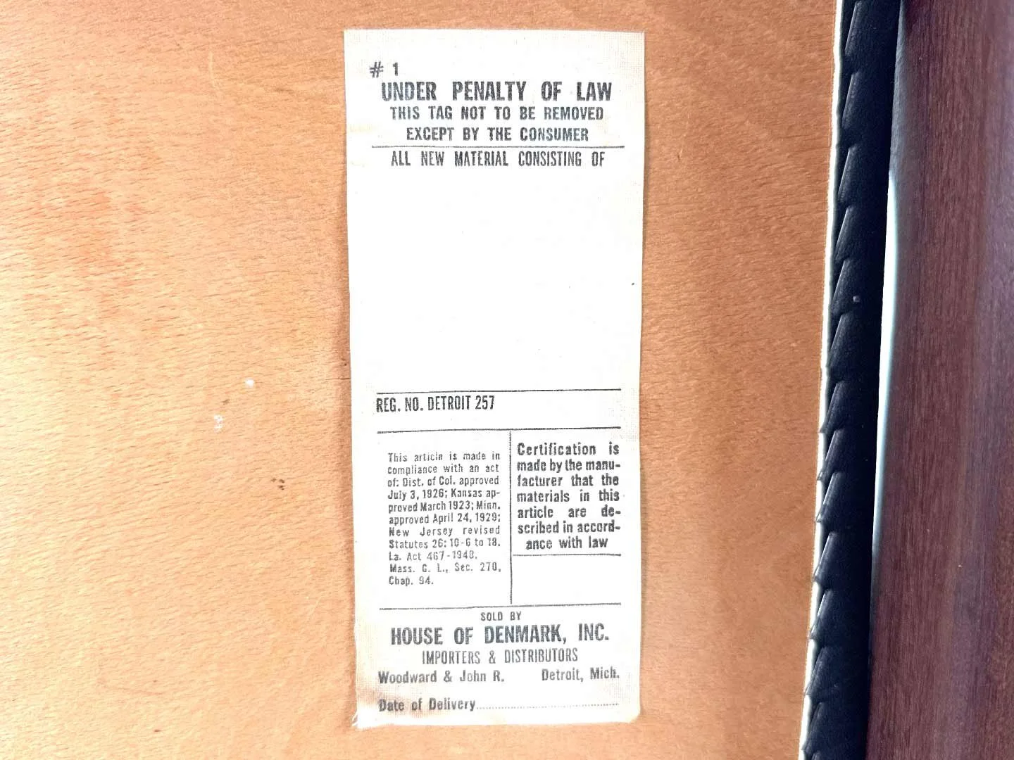 Vintage Deense design stoel model 68 'Fire' van Anderstrup Møbelfabrik in teakhout – close-up van het merklabel Korup