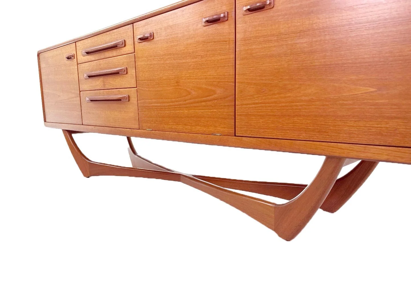 Mid-century Beithcraft sideboard van Val Rossi in teak – schuin onder zijaanzicht rechts