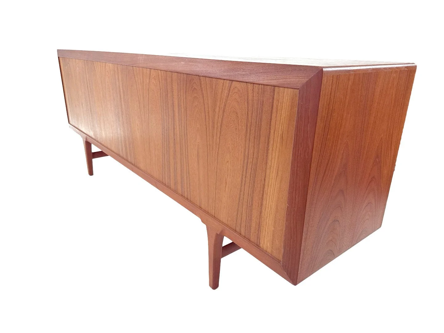 Ib Kofod Larsen teak sideboard van Faarup Møbelfabrik – achteraanzicht van mid century vintage teak design meubel