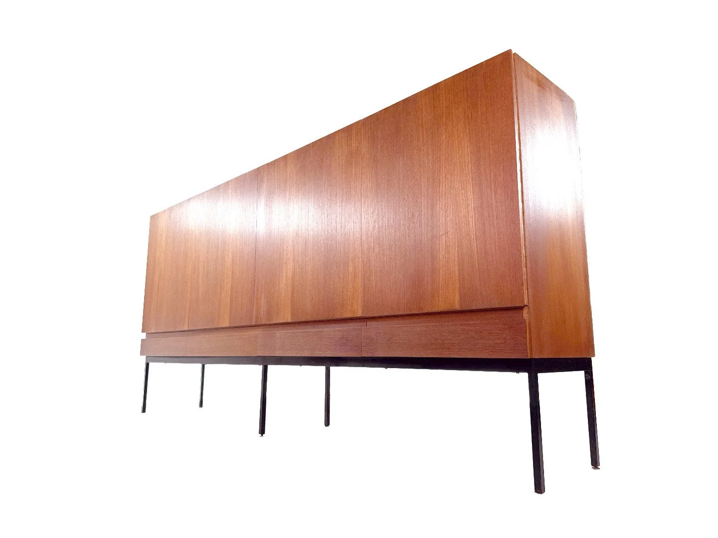 B60 highboard van Dieter Waeckerlin voor Behr in teak – schuin onderaanzicht rechts met zicht op metalen onderstel