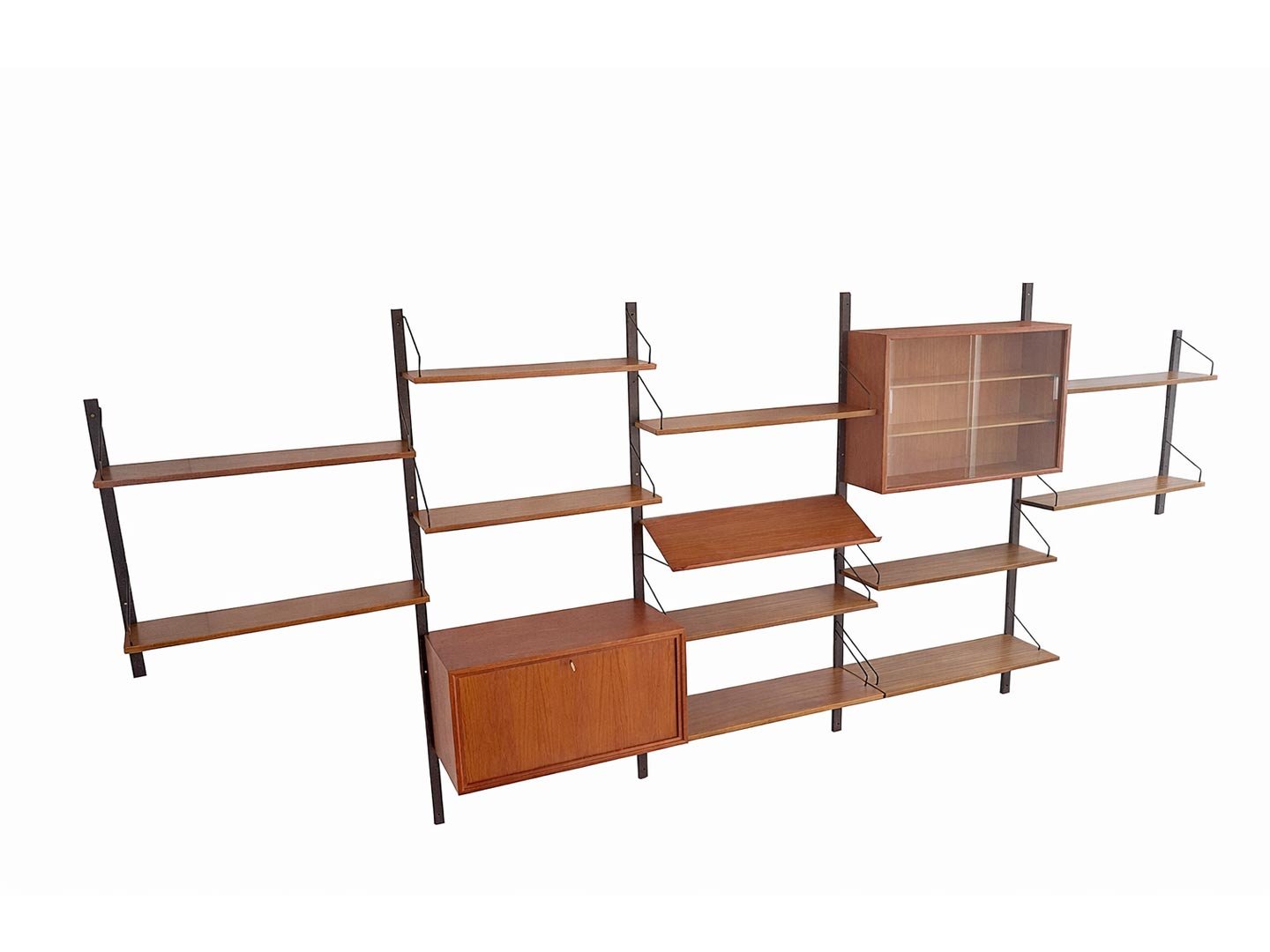 Poul Cadovius vintage wandsysteem Royal System in teak – schuin bovenaanzicht links met focus op modules