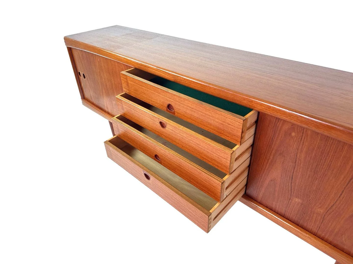 Deens design sideboard van H.W. Klein voor Bramin in teak – close-up lades open van mid century dressoir