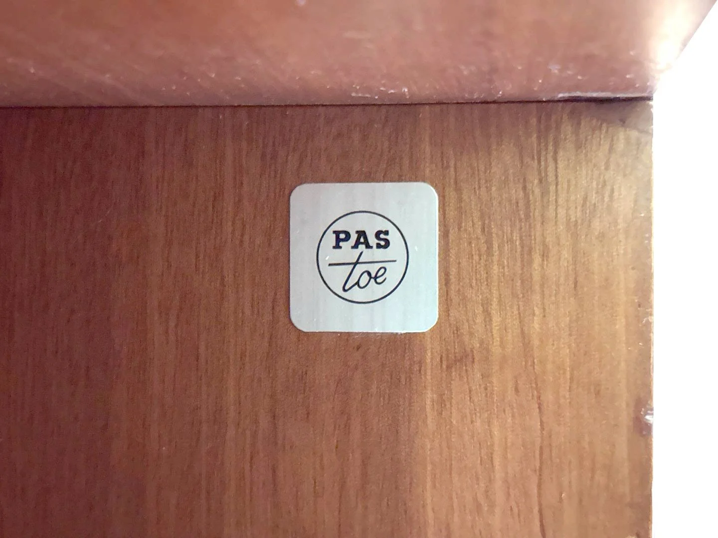 Vintage kledingkast KU10 van Cees Braakman voor Pastoe in teak – close-up van Pastoe merklabel