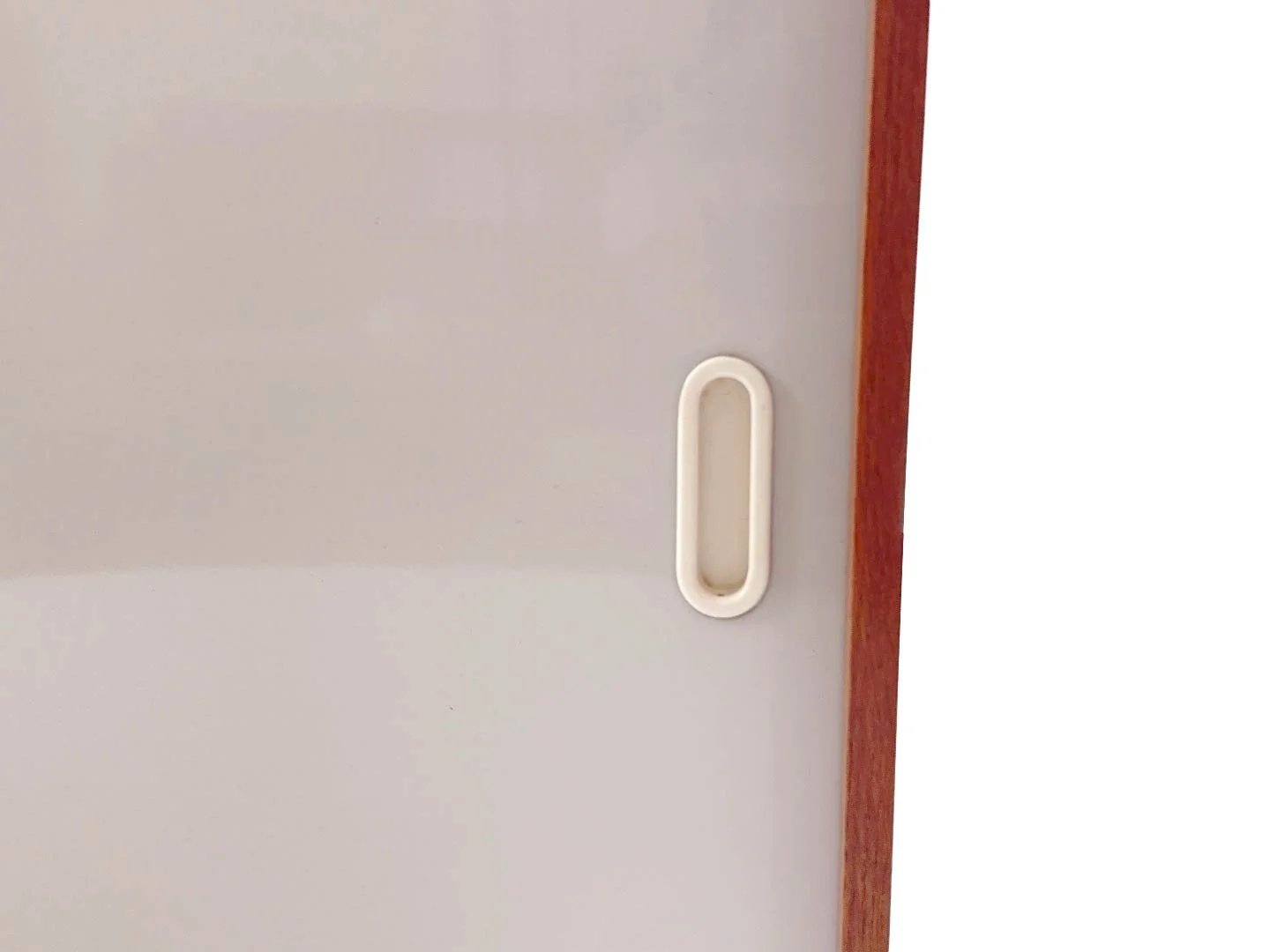 Vintage U-452 kast met vitrine en bar van Jiri Jiroutek in hout – close-up licht vergrijsd witte schuifdeur met witte handgreep