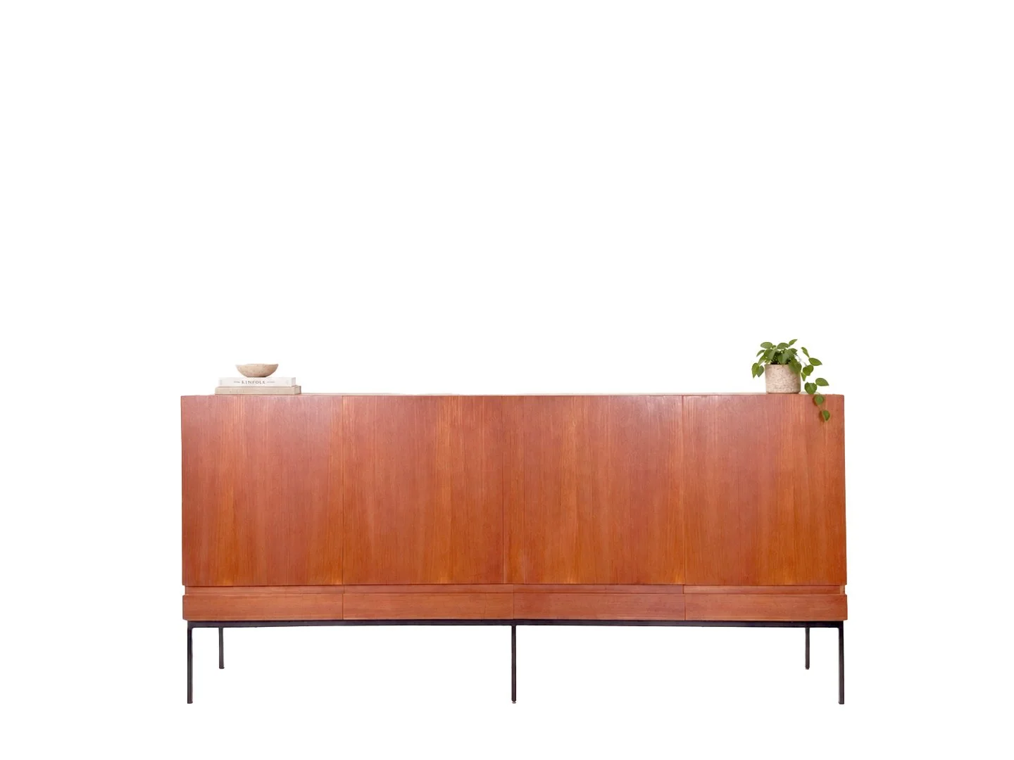 B60 highboard van Dieter Waeckerlin voor Behr in teak – totaalbeeld vintage mid century design met accessoires