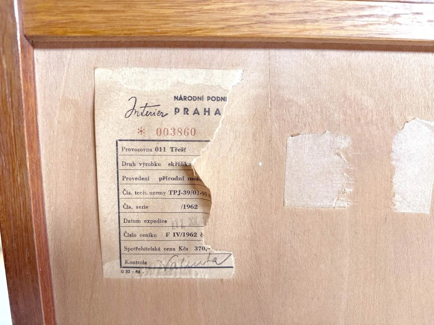 Vintage U-450 vitrinekast van Jiroutek voor Interier Praha in hout – close-up origineel merklabel