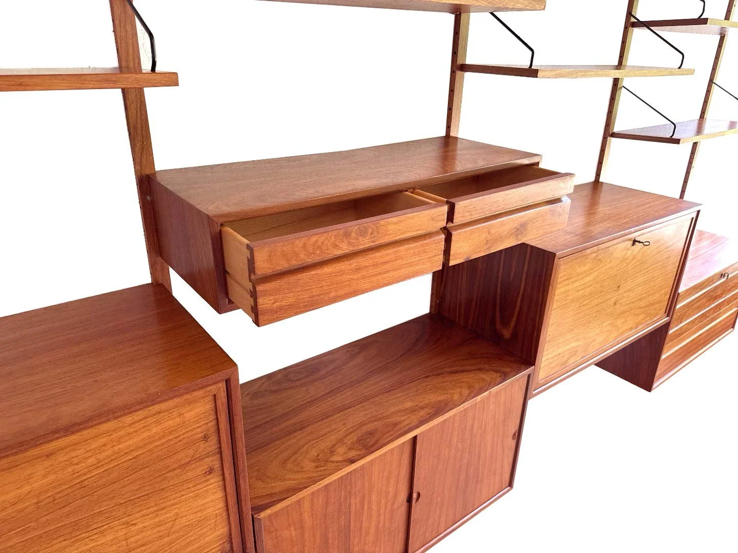 Vintage Royal System wandsysteem van Poul Cadovius in teak – close-up met zwevende ladeblok met twee lades open