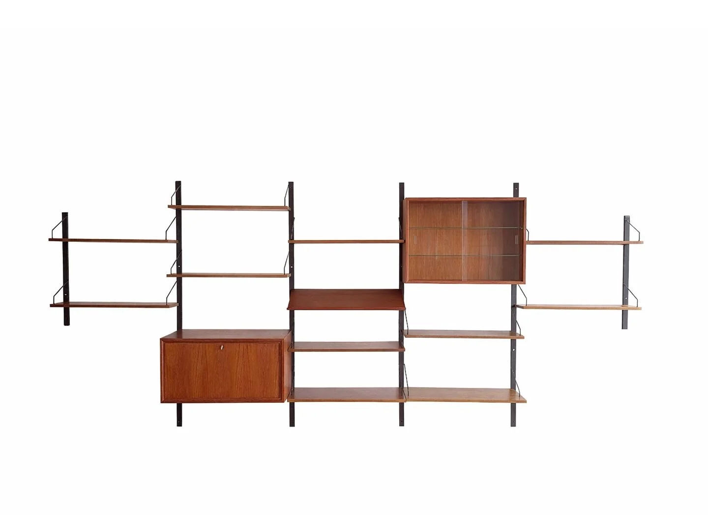 Poul Cadovius vintage wandsysteem Royal System in teak – totaalbeeld van het modulair systeem