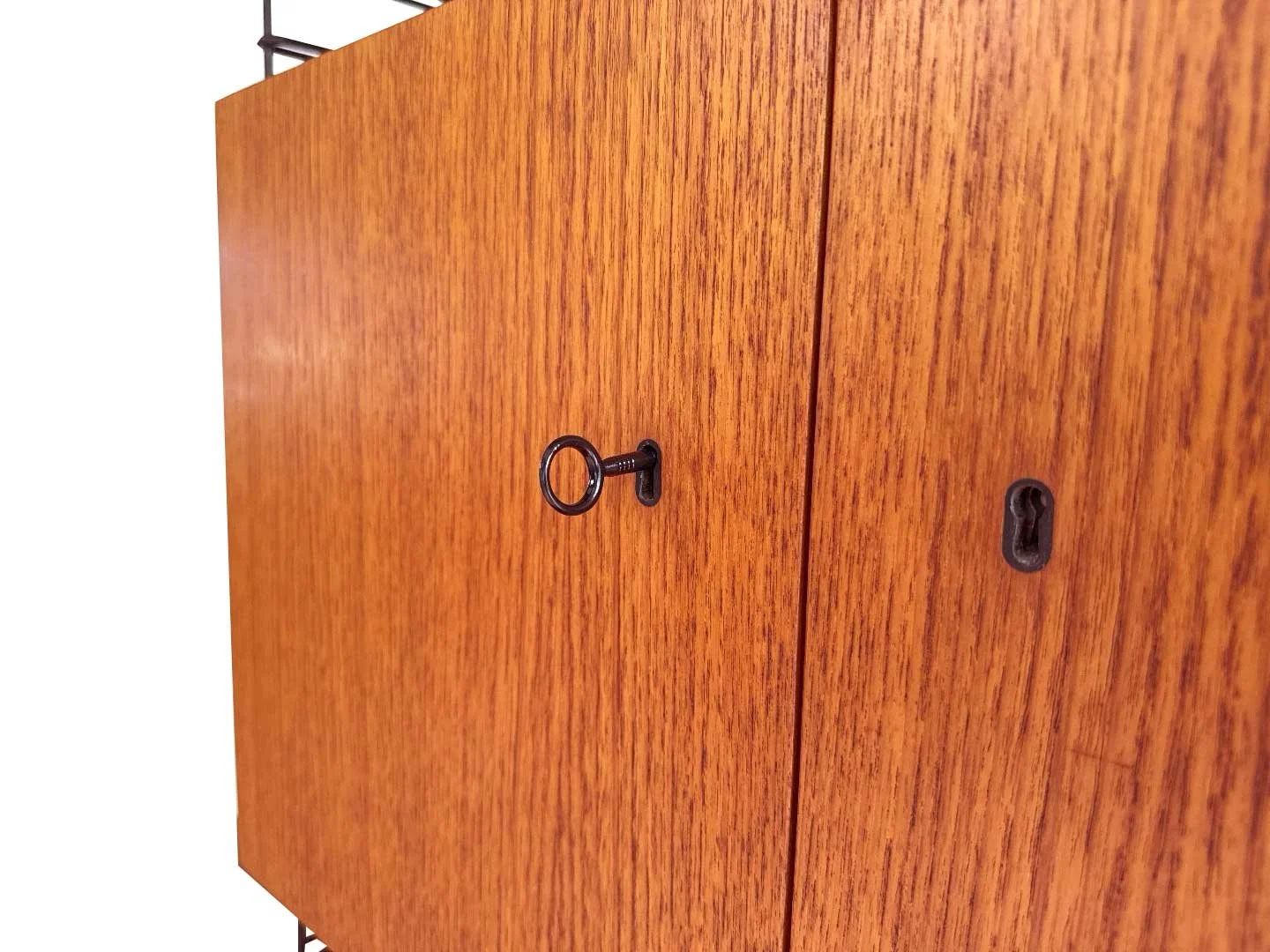 Musterring teak wall unit – close-up of key and keyholes