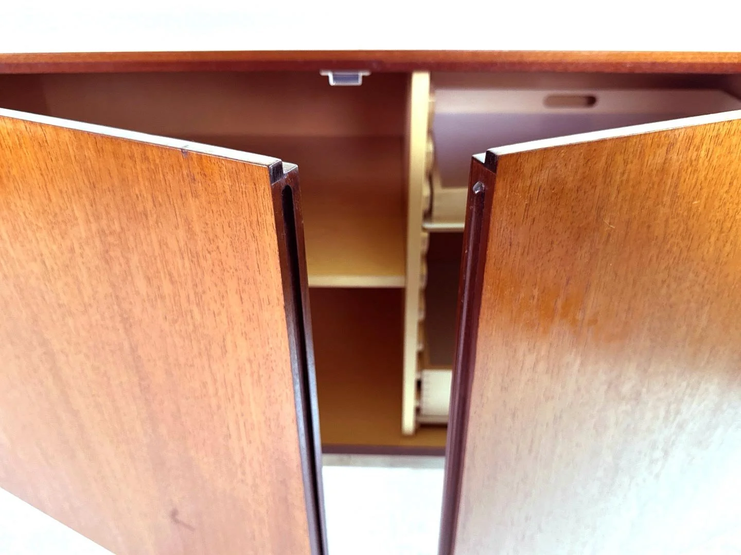 Mid-century teak sideboard B40 van Dieter Waeckerlin voor Behr – detail handgreep en afwerking.