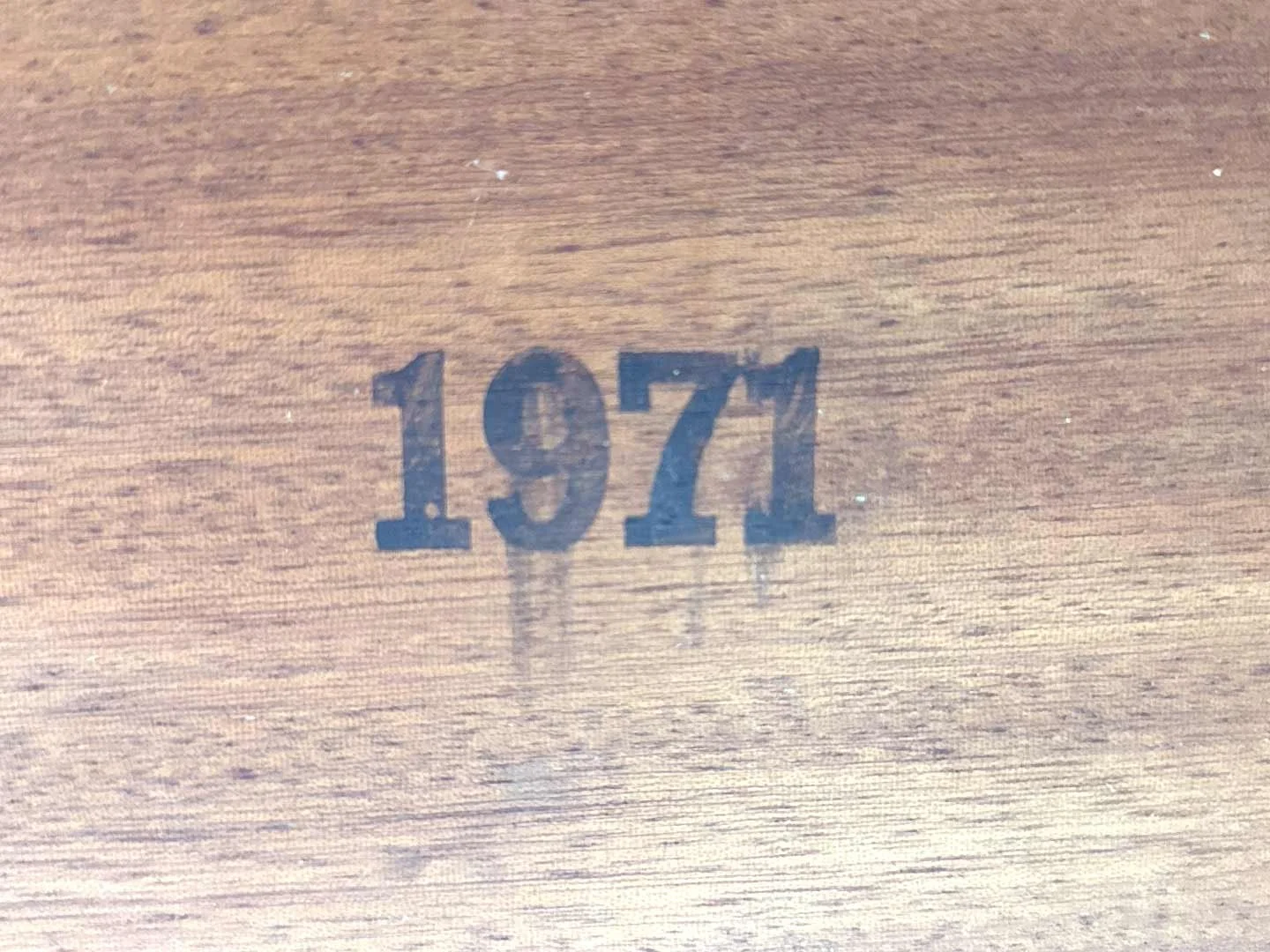 Vintage Deens vrijstaand bureau van Peter Løvig Nielsen in teak – close-up van bouwjaar stempel