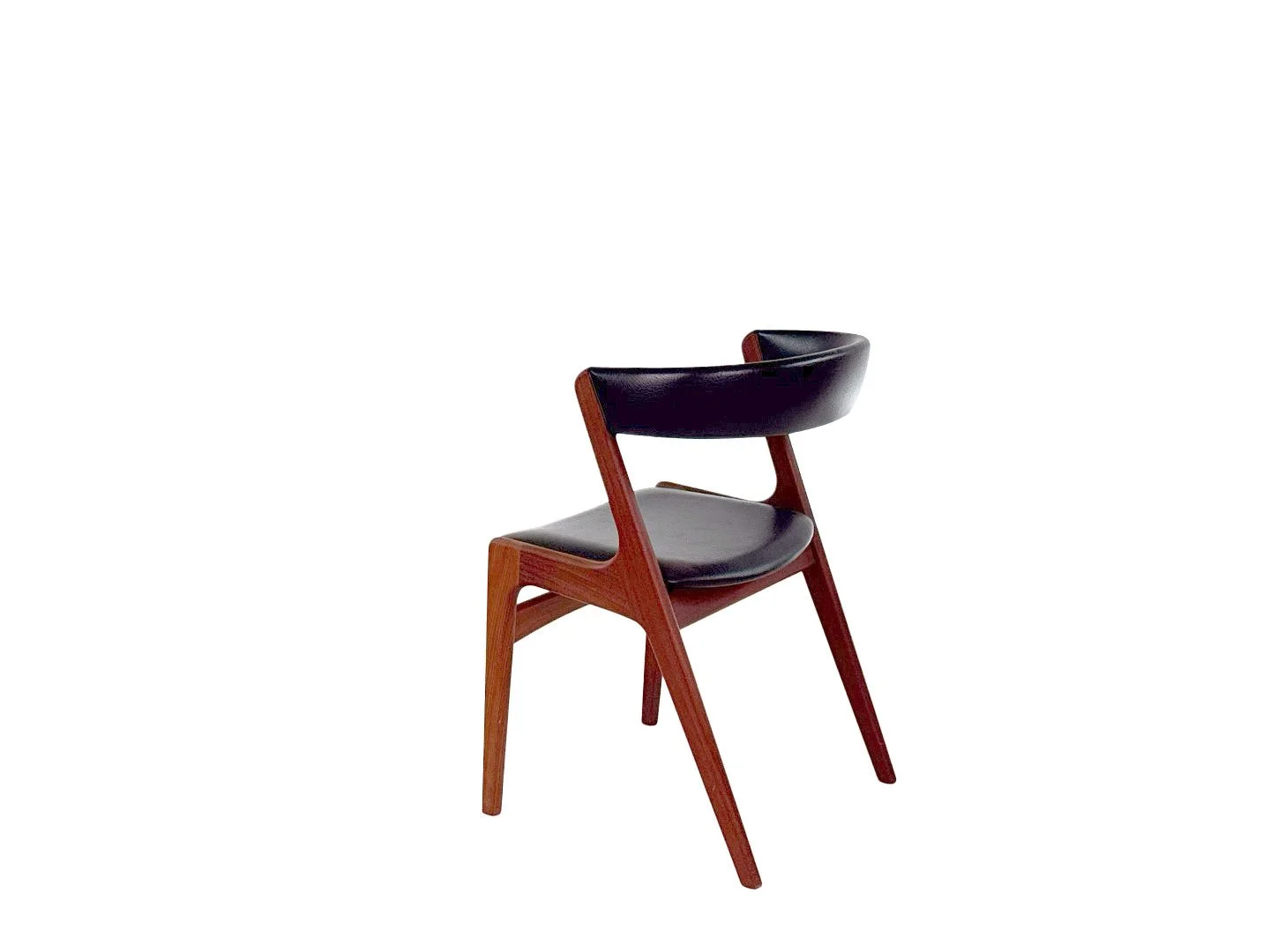 Vintage Deense design stoel model 68 'Fire' van Anderstrup Møbelfabrik in teakhout – schuin achteraanzicht van links