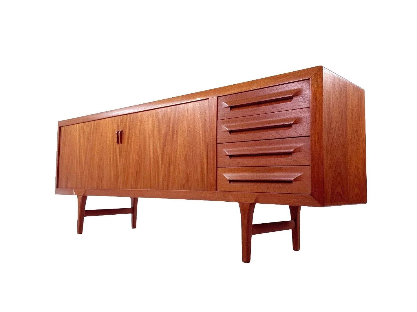 Ib Kofod Larsen teak sideboard van Faarup Møbelfabrik – schuin onder zijaanzicht rechts met slanke poten vintage design
