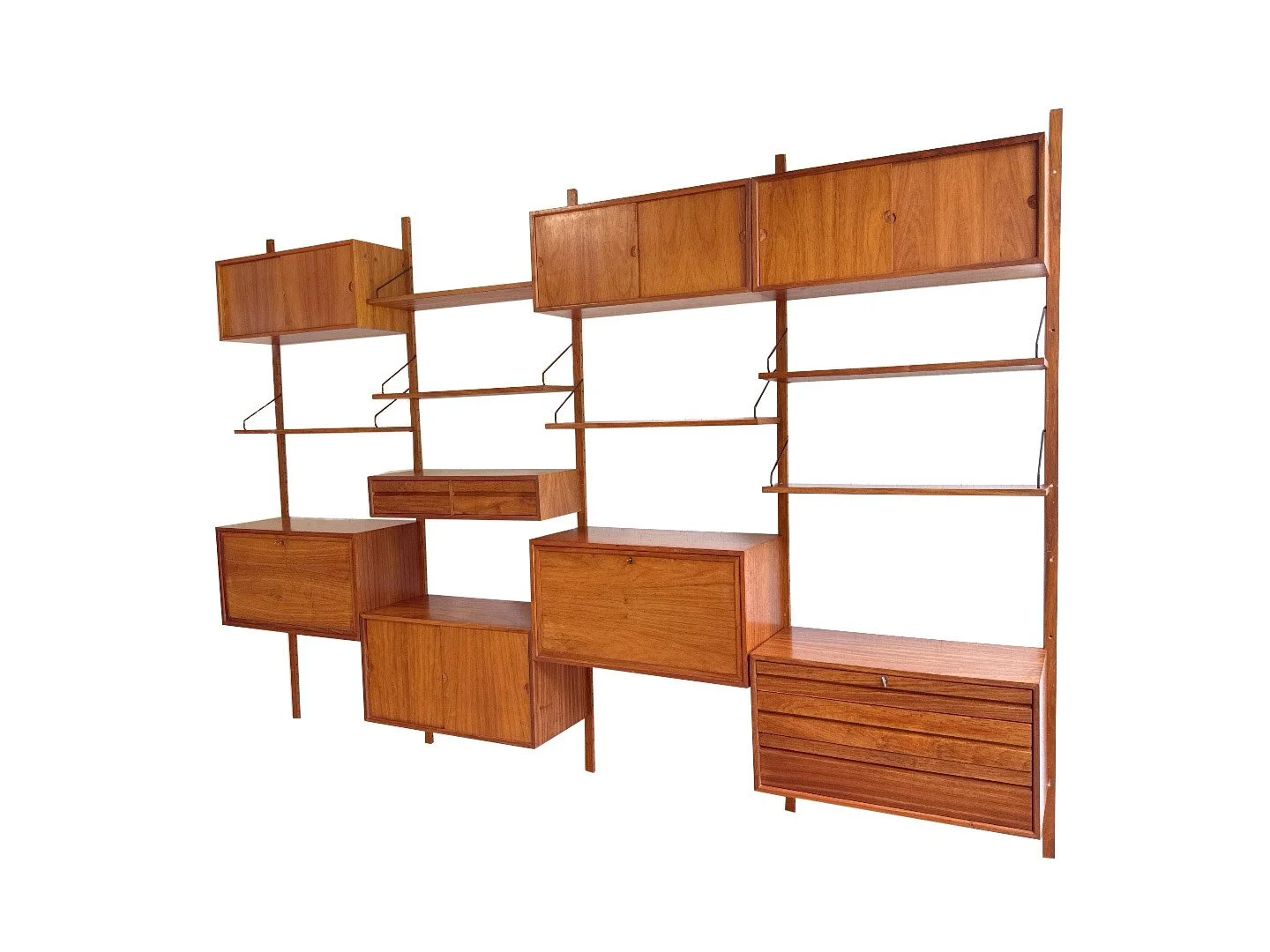 Vintage Royal System wandsysteem van Poul Cadovius in teak – schuin zijaanzicht rechts