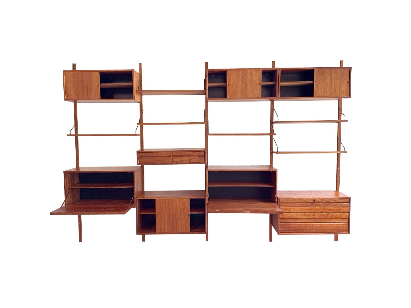 Vintage Royal System wandsysteem van Poul Cadovius in teak – totaalbeeld met kastdeuren en klepkasten open