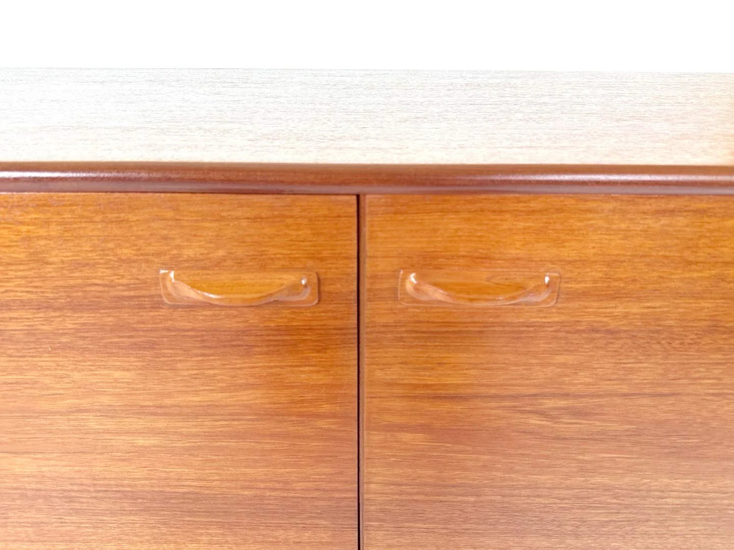 Mid-century sideboard van Val Rossi voor Beithcraft in teak – close-up van twee houten grepen