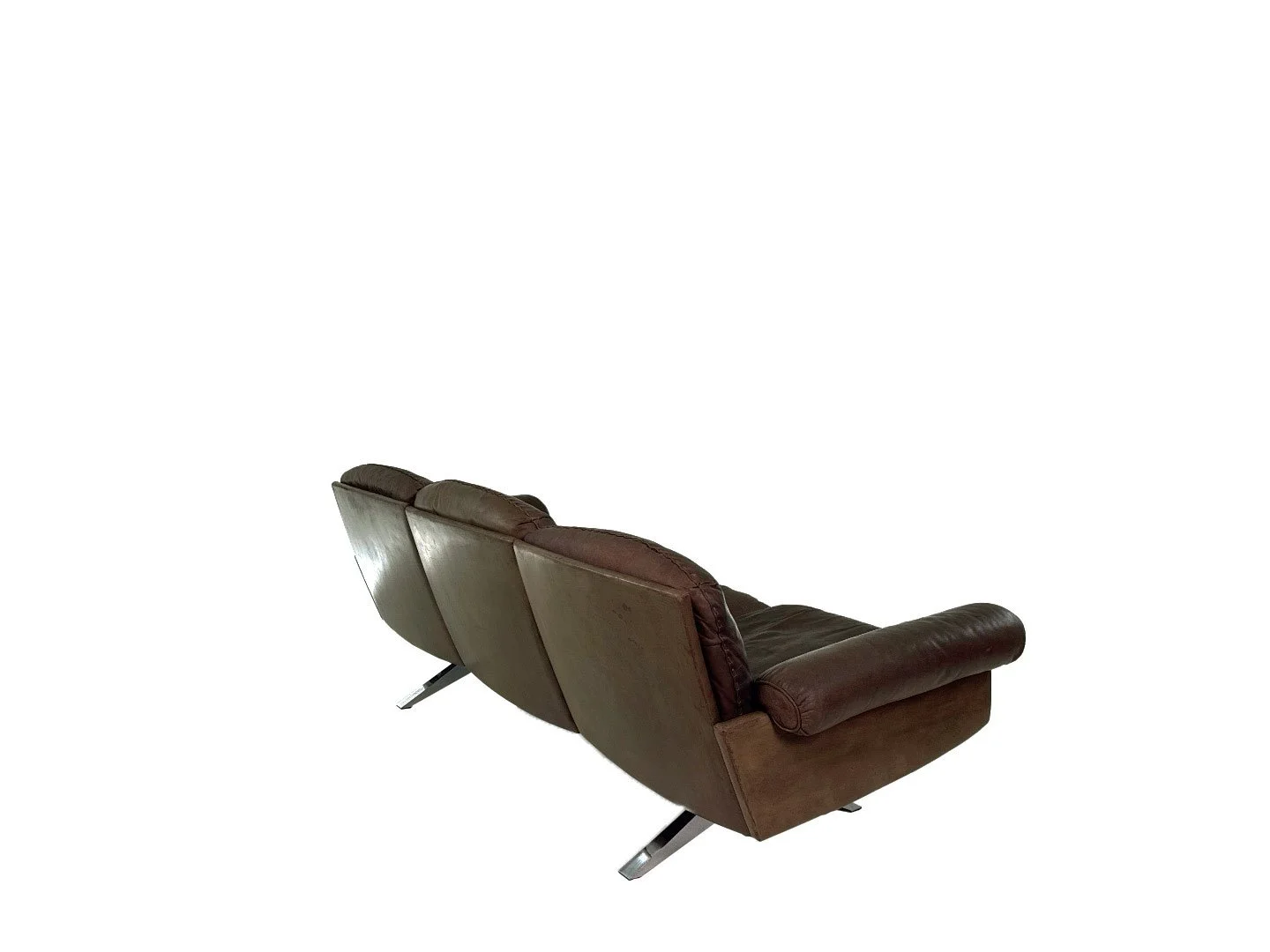 Vintage De Sede DS-31 driezits bank in bruin leer – schuin achteraanzicht van rechts