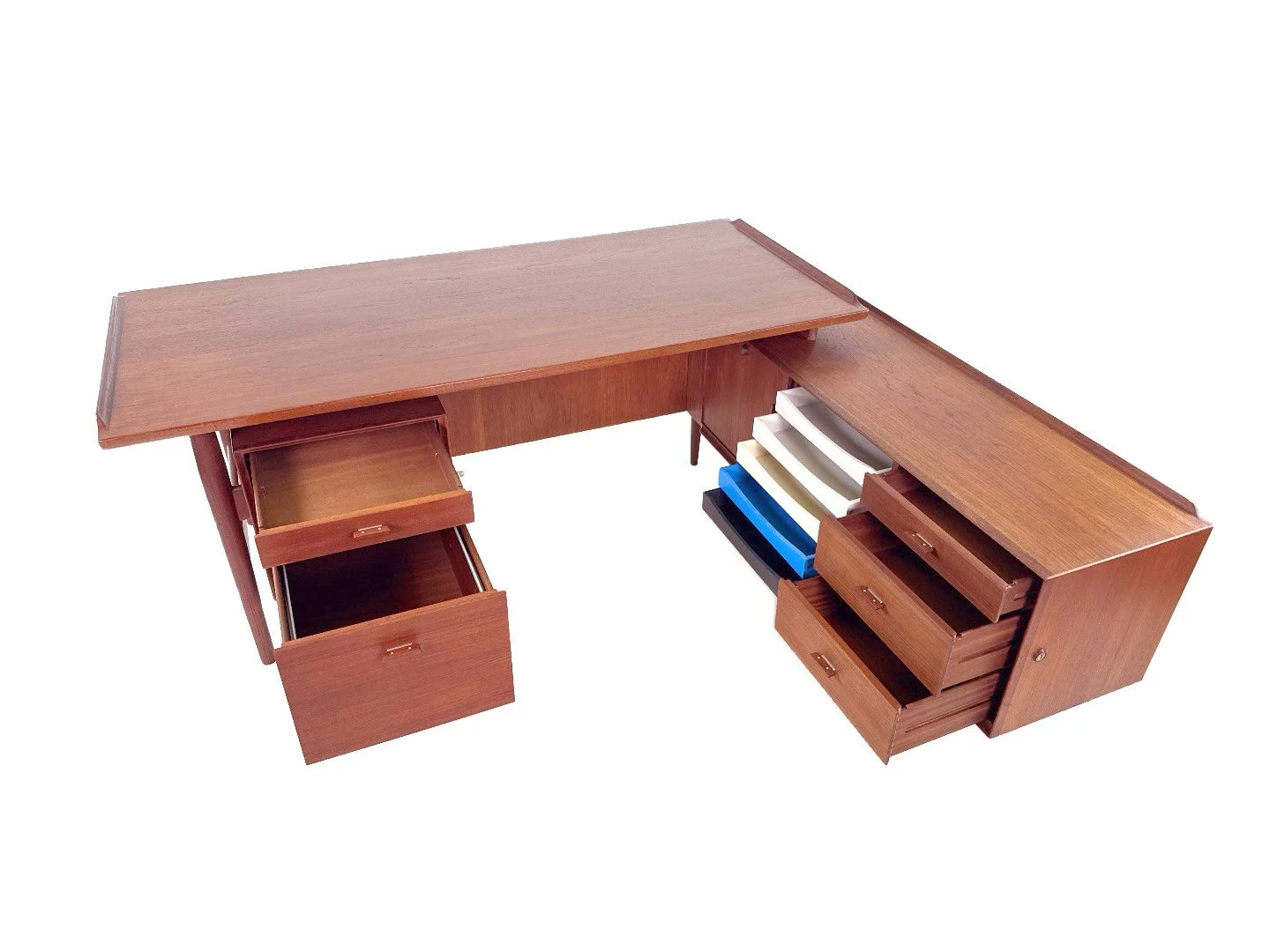 Arne Vodder Model 209 bureau voor Sibast in hout – bovenaanzicht van het bureau met alle lades open