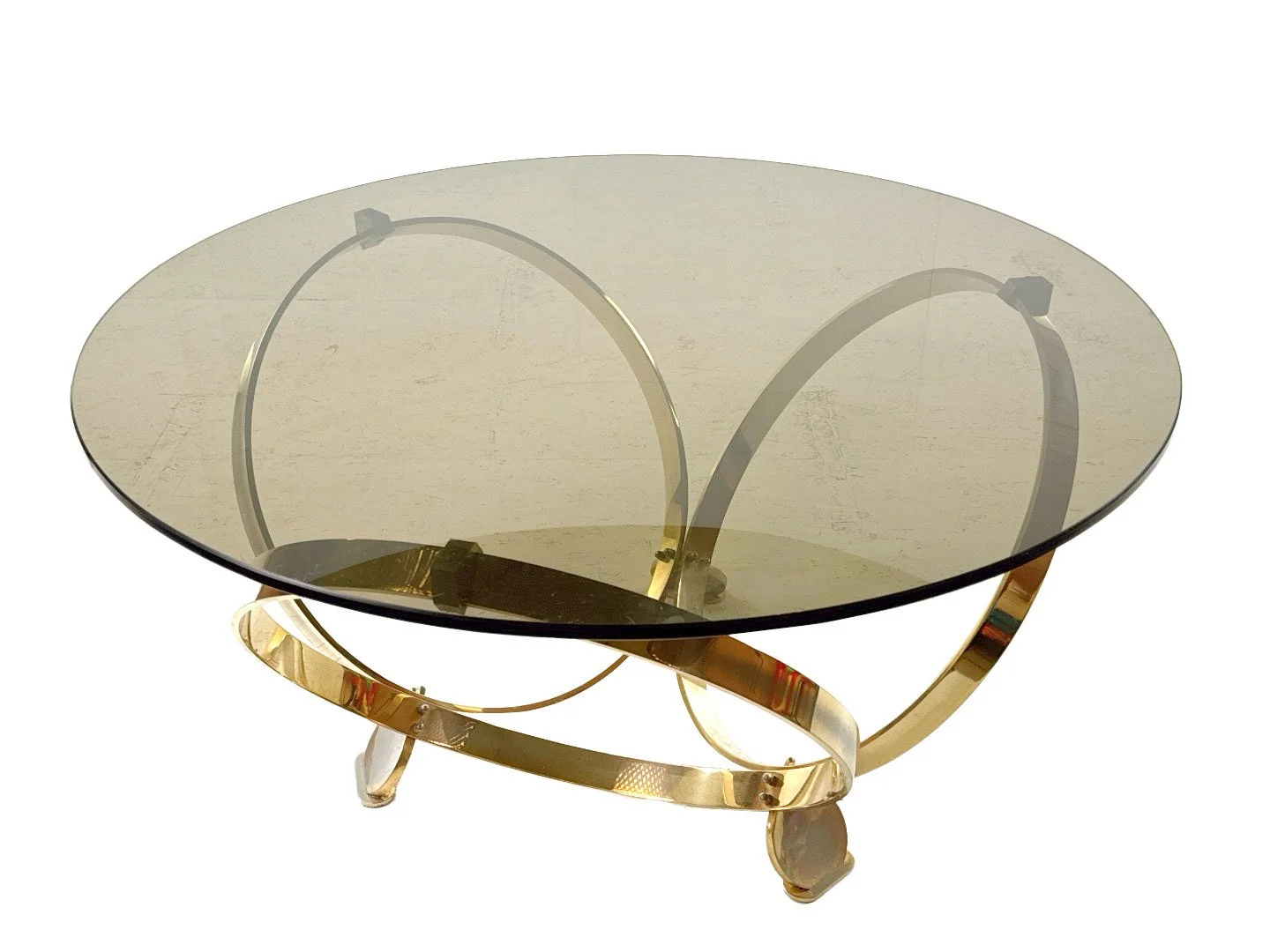 Ronde salontafel van Knut Hesterberg in messing en gerookt glas – schuin bovenaanzicht rechts, mid century