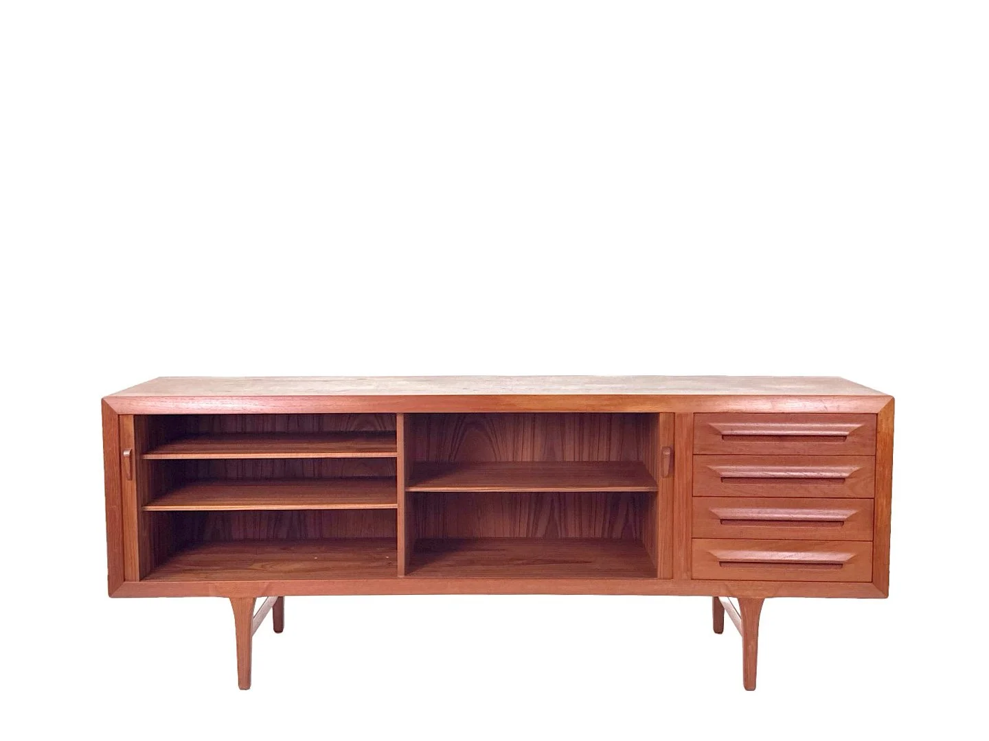 Ib Kofod Larsen teak sideboard van Faarup Møbelfabrik – totaalbeeld met deuren open van vintage mid century teak dressoir