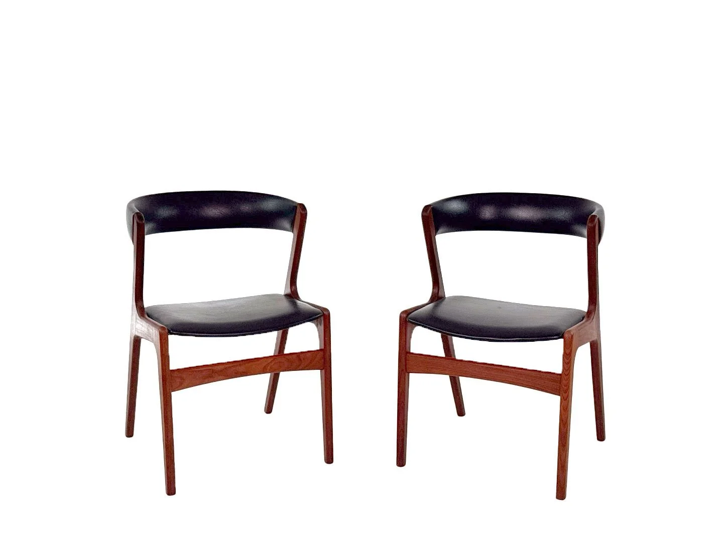 Twee vintage Deense design stoelen model 68 'Fire' van Anderstrup Møbelfabrik in teakhout – totaalbeeld met stoelen iets gedraaid