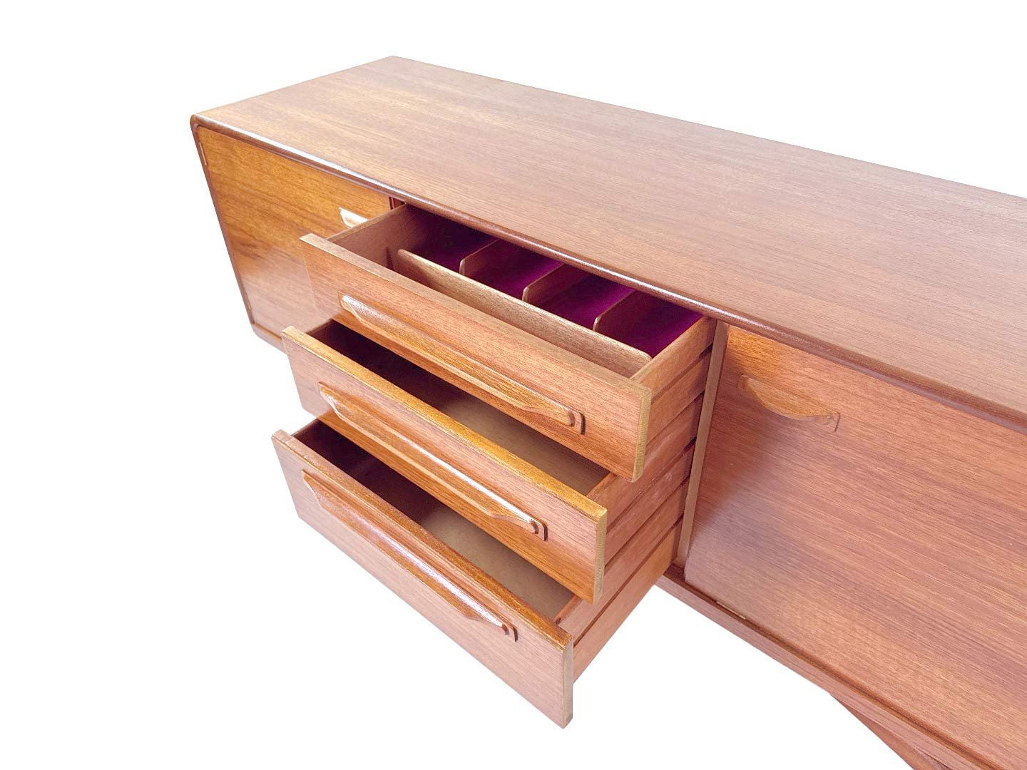 Mid-century sideboard van Val Rossi voor Beithcraft in teak – close-up linkerzijde met lades open