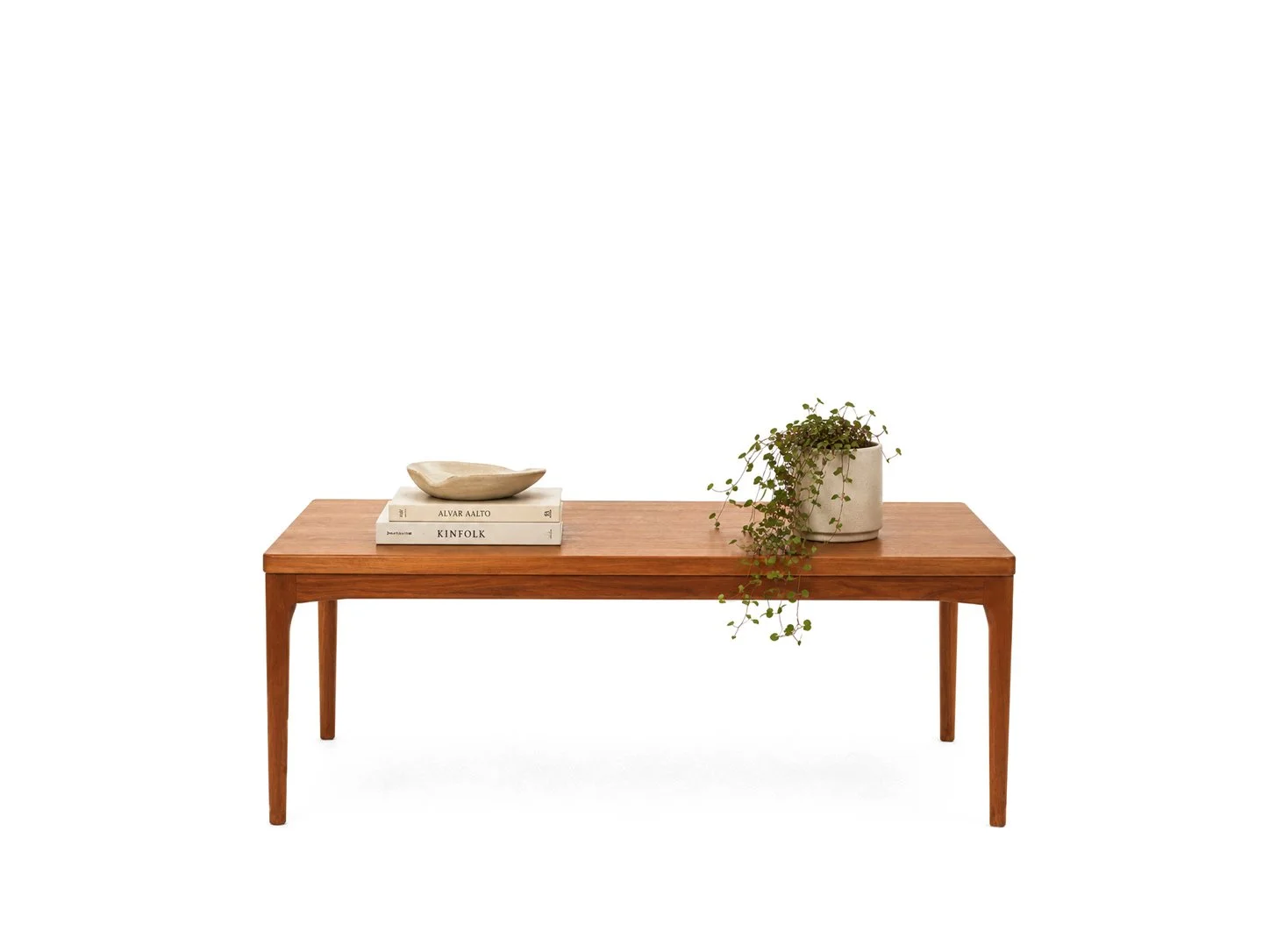 Teak salontafel van Henning Kjaernulf voor Vejle Stole Møbelfabrik – totaalbeeld vintage Deens design met kamerplant, keramische schaal en boeken