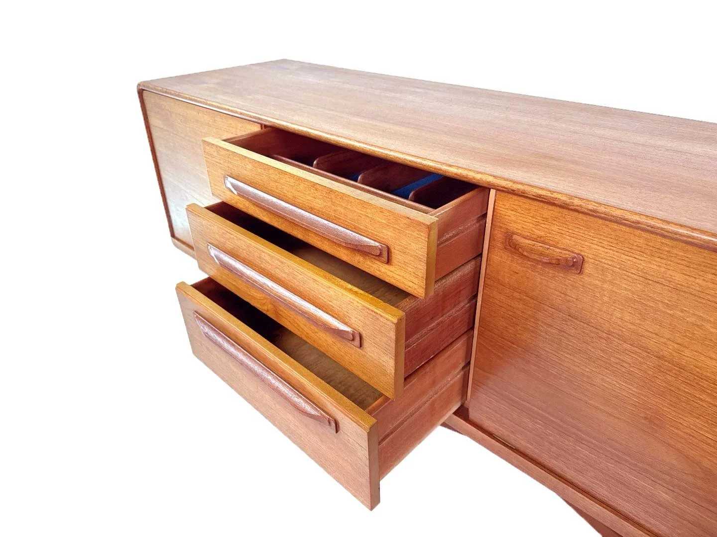 Mid-century Beithcraft sideboard van Val Rossi in teak – close-up lades open