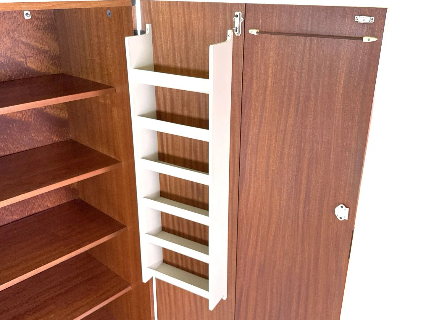 Pastoe KU14 kledingkast van Cees Braakman in teak – close-up sokken vakken en uitstal stang