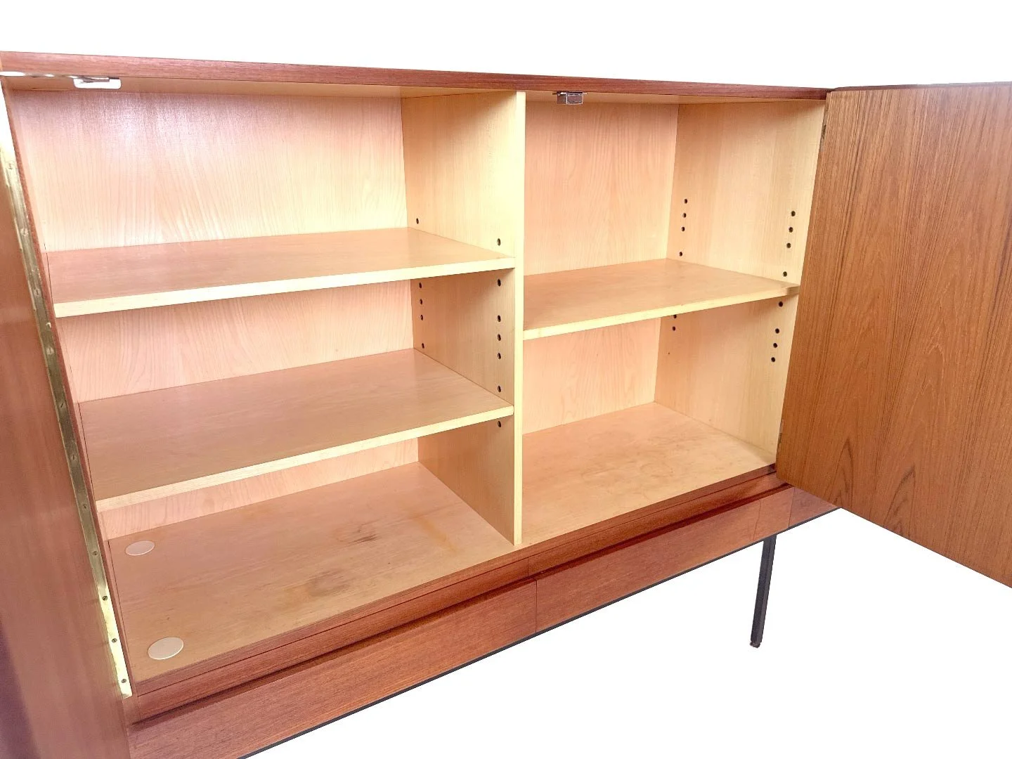 B60 highboard van Dieter Waeckerlin voor Behr in teak – close-up interieur met opbergruimte