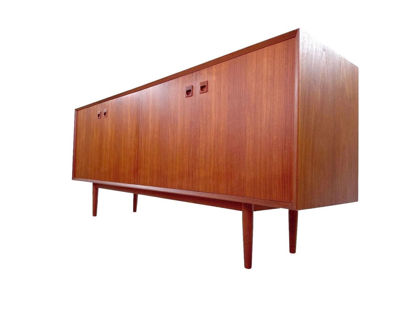 Vintage teak dressoir jaren 60 – schuin onderaanzicht rechts