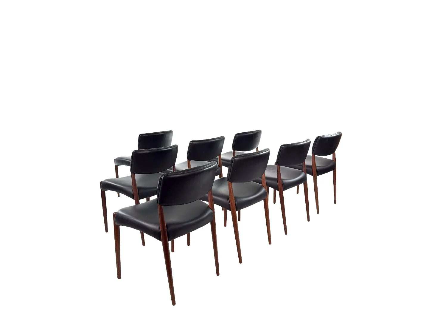 Set van 8 Deense teak stoelen van Aksel Bender Madsen & Ejnar Larsen in teak – schuin achteraanzicht links.