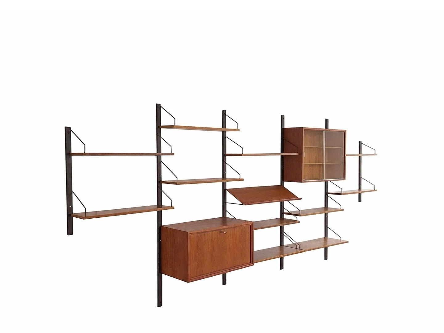 Poul Cadovius vintage wandsysteem Royal System in teak – schuin aanzicht van links met zicht op structuur en opstelling