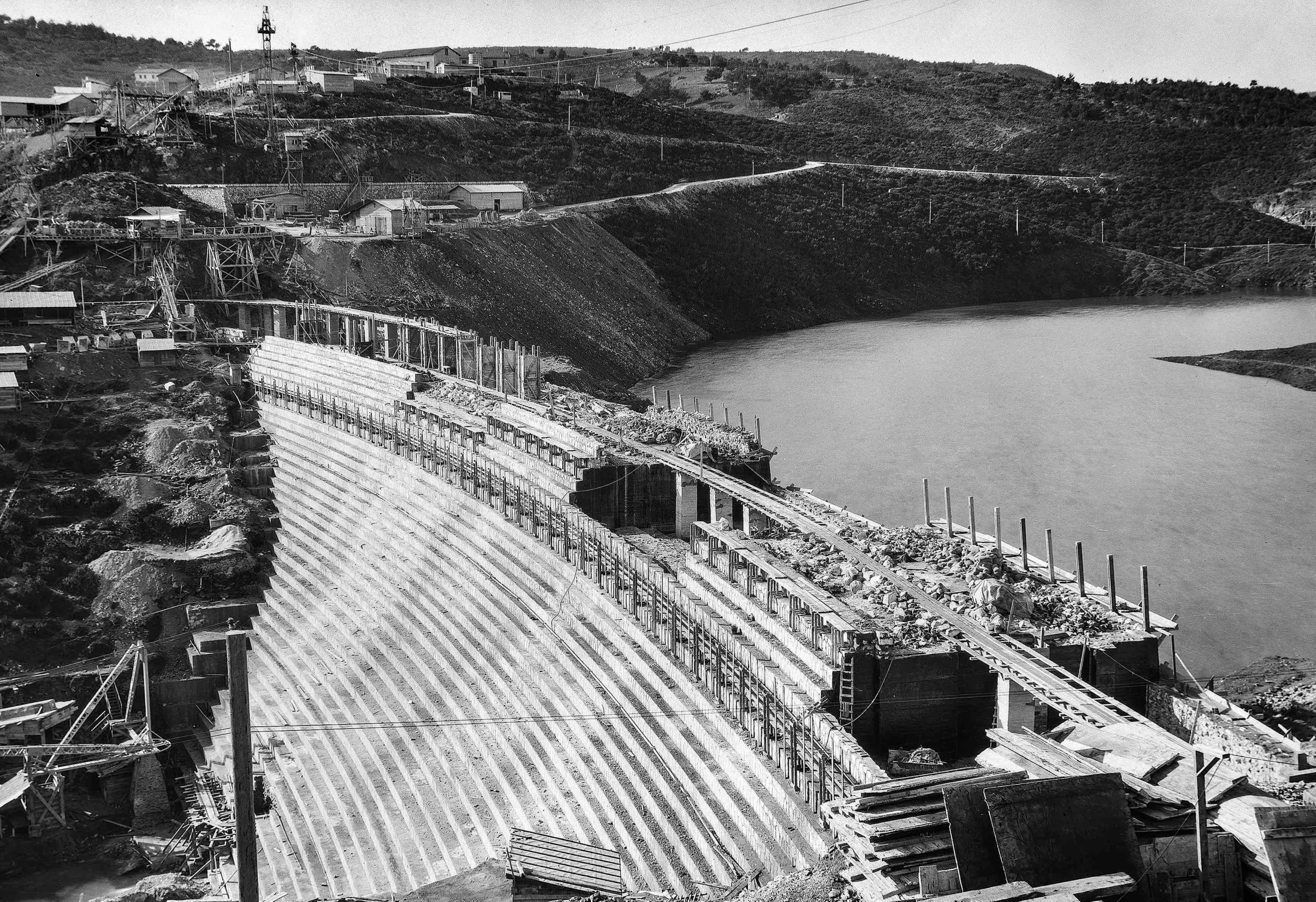 The building of the Marathon Dam, 1927. Over 900 people were involved in its construction. It is the only dam in the world entirely paneled externally with white Pentelikon marble, the marble that was used for the building of the Parthenon of Athens. Source: Historical Archive EYDAP.