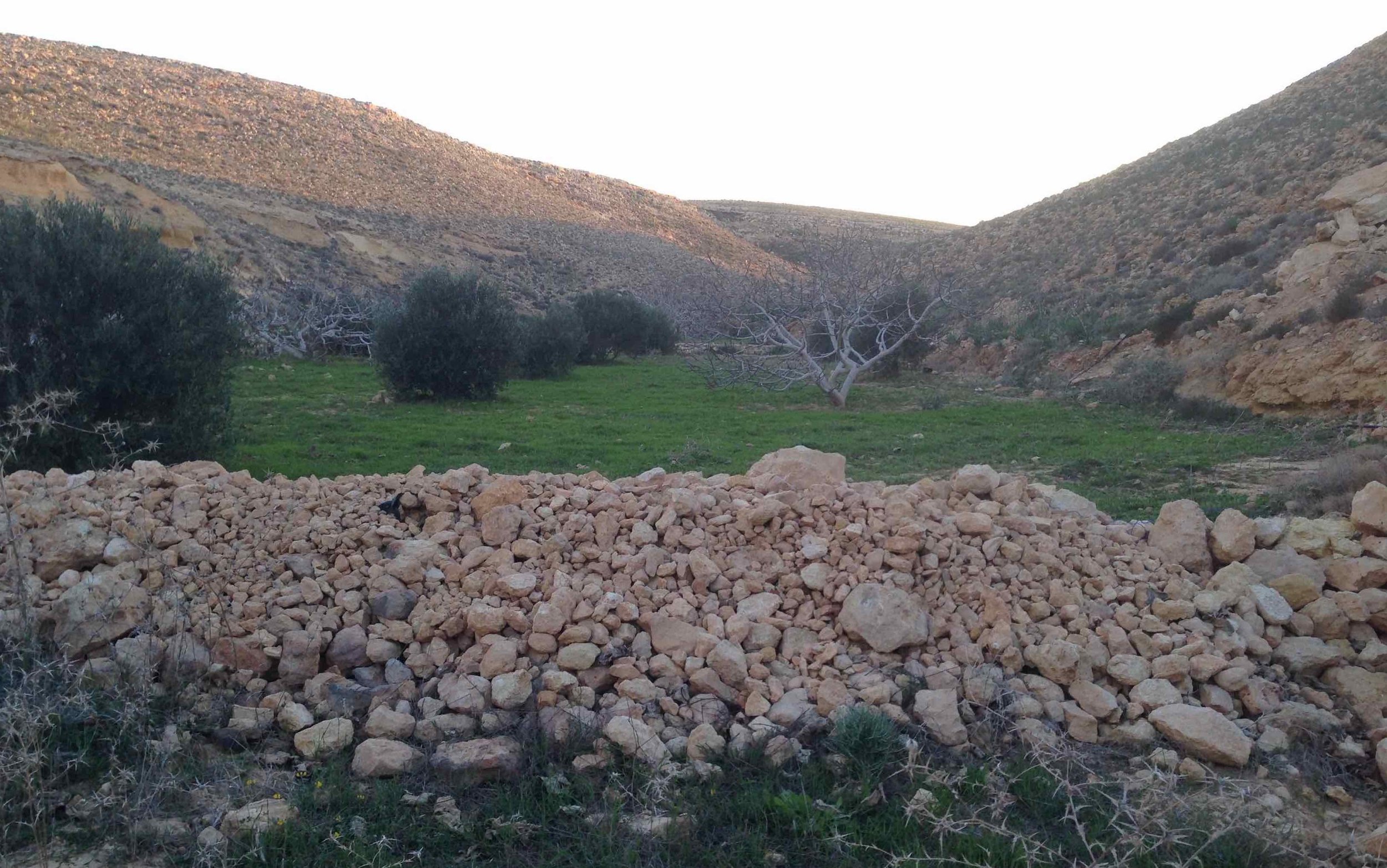  Smaller dyke constructed of hand-laid rocks      