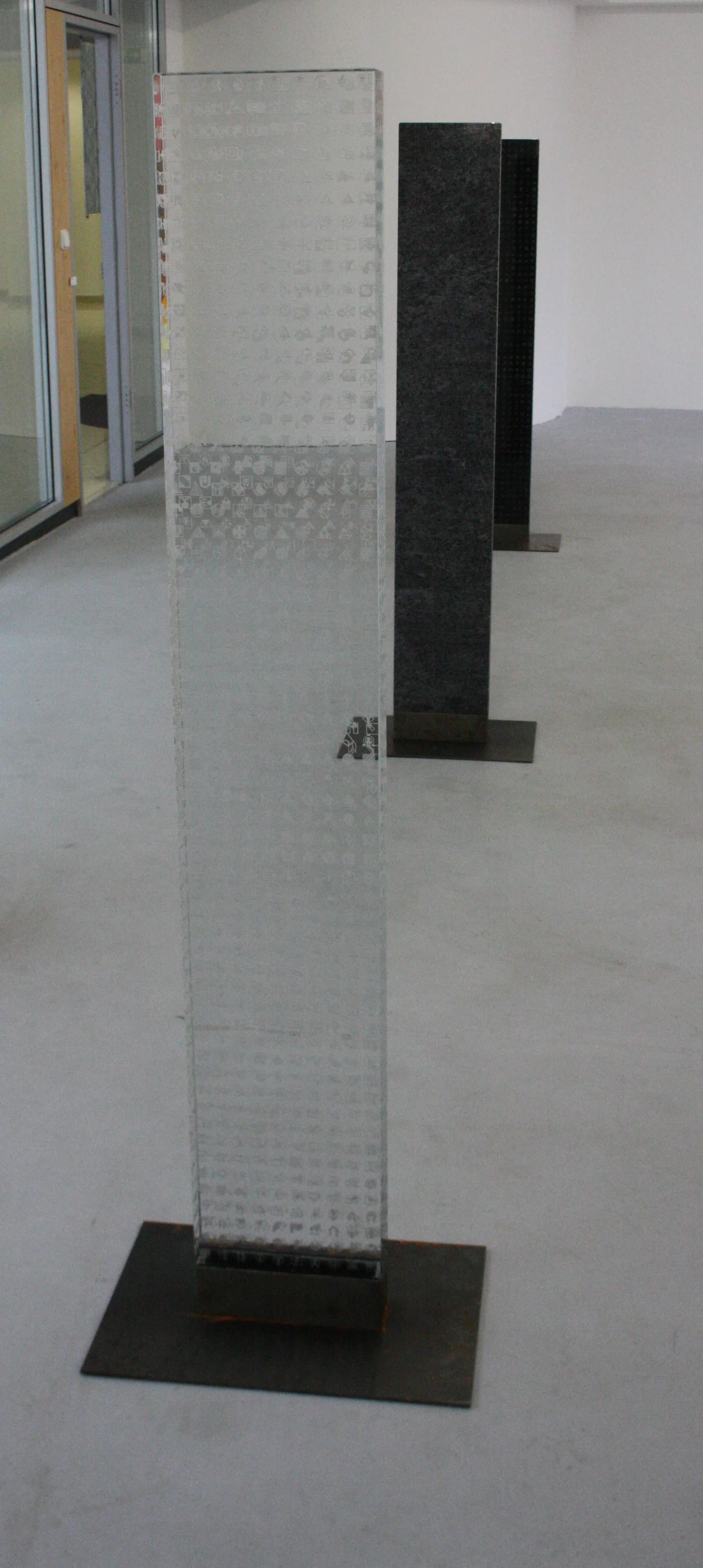 Zdeněk Lhotský, Stéla 3, 2008-2010, sklo, 27 x 157 x 7,5 cm 