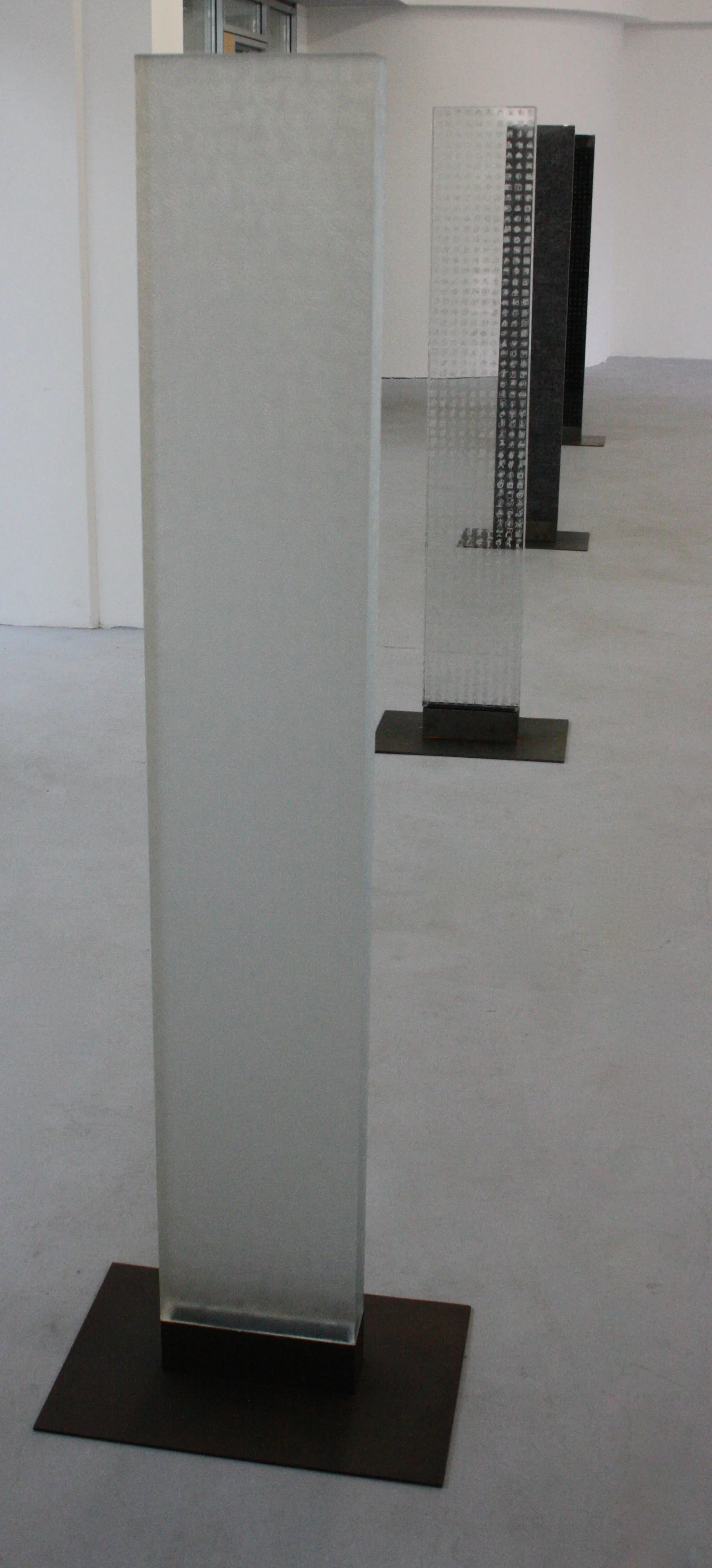 Zdeněk Lhotský, Stéla 4, 2008-2010, sklo, 27 x 157 x 7,5 cm 