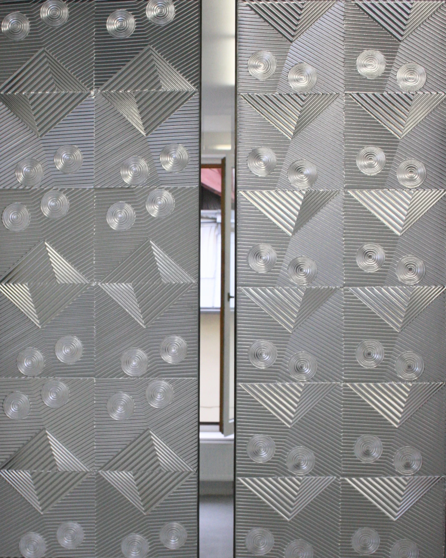 Zdeněk Lhotský, Reliéf 5, 2015, sklo, 29 x 79 cm Zdeněk Lhotský, Reliéf 6, 2015, sklo, 30 x 79 cm