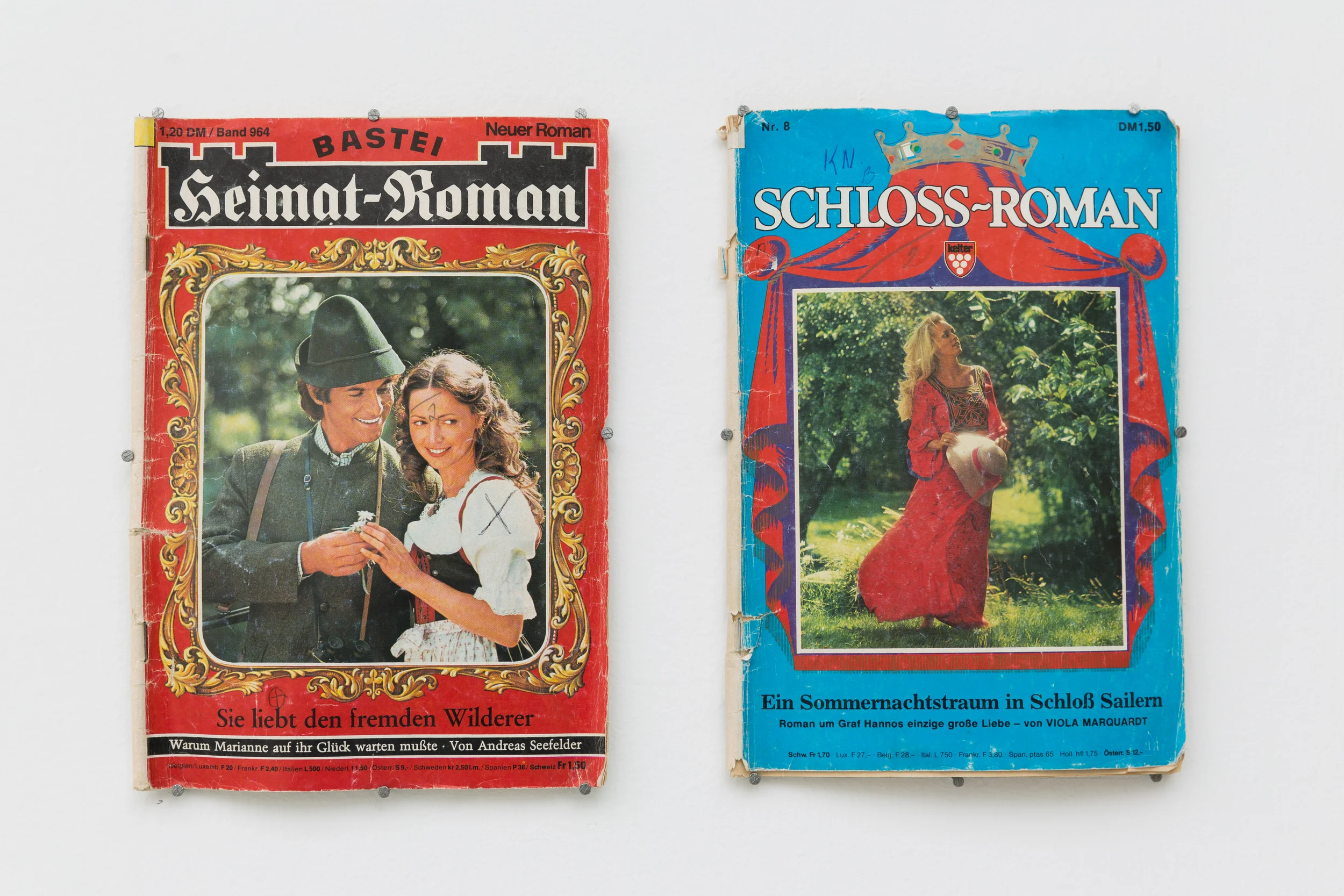 Mateusz Kula, (Heimat-Riman, Schloss-Roman): součást instalace "War Chronicles", 2015, časopisy německého vydavatelství BASTEI z 90. let o romantické fantasy