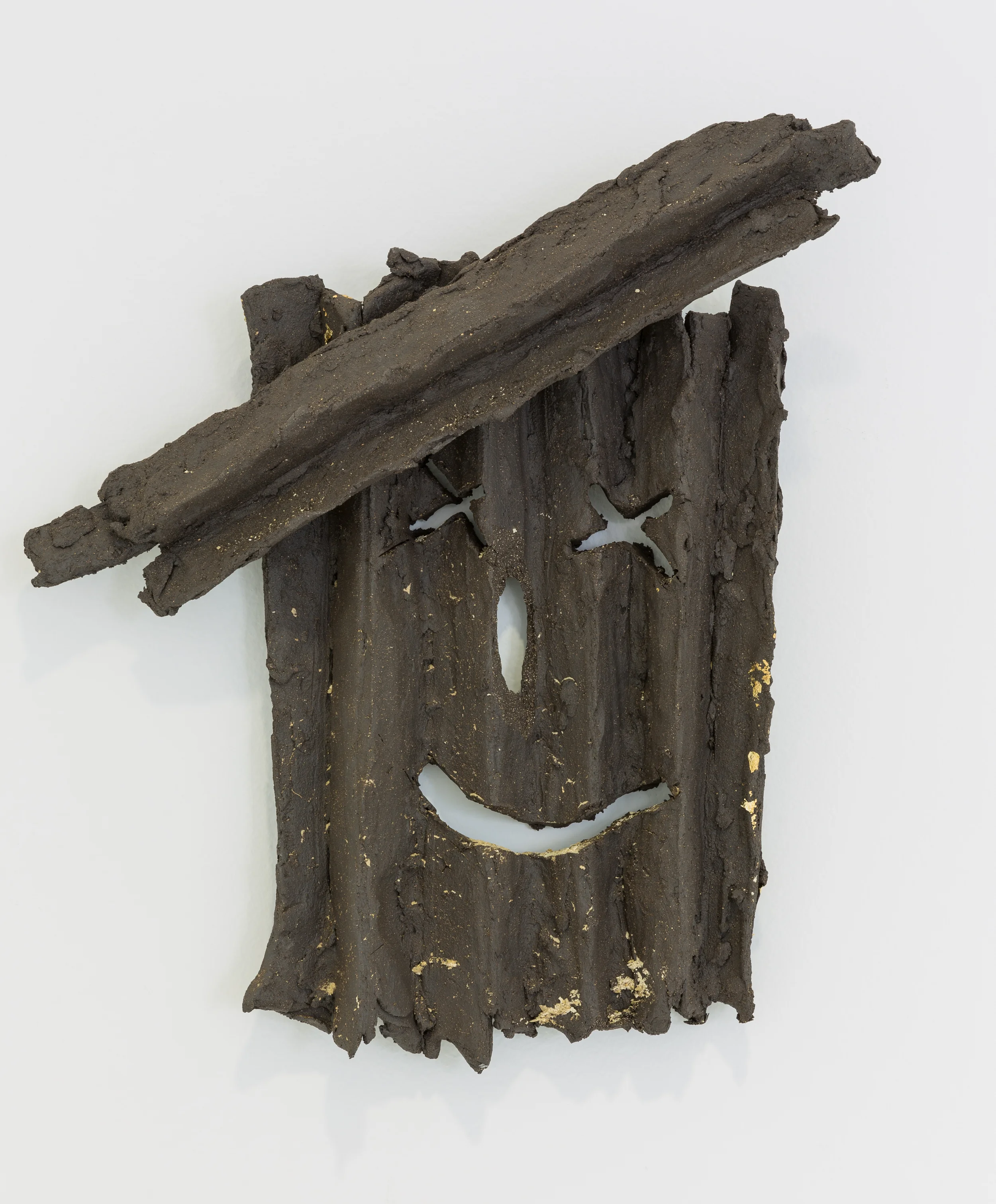 Matyáš Chochola, Portrét chlupaté pavézy, 2015, keramika, 40 x 30 cm