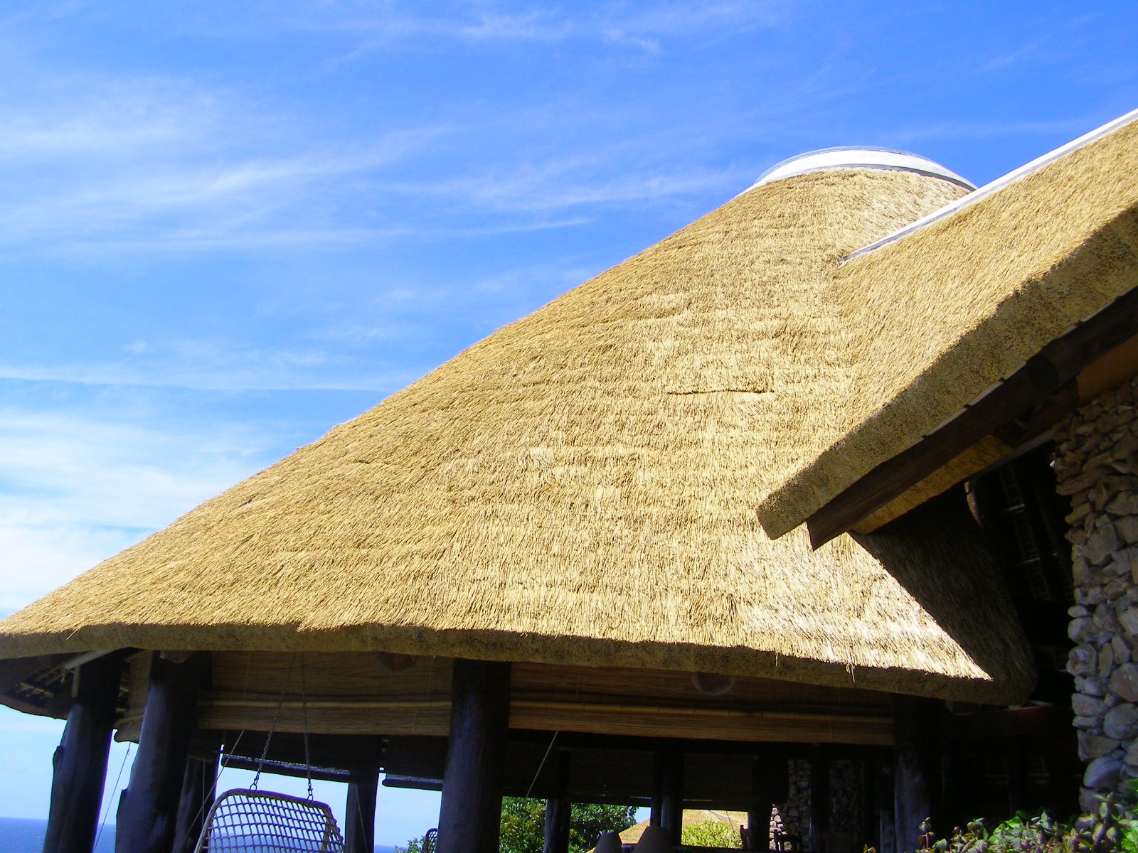 Соломенные крыши просторных навесов окружающих двор. Беседка с соломенной крышей. Соломенная крыша. Крыша из соломы. Дом с соломенной крышей.