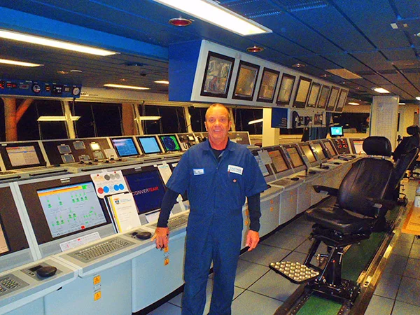 captain-david-in-command-bridge-tungsten-explorer.jpg
