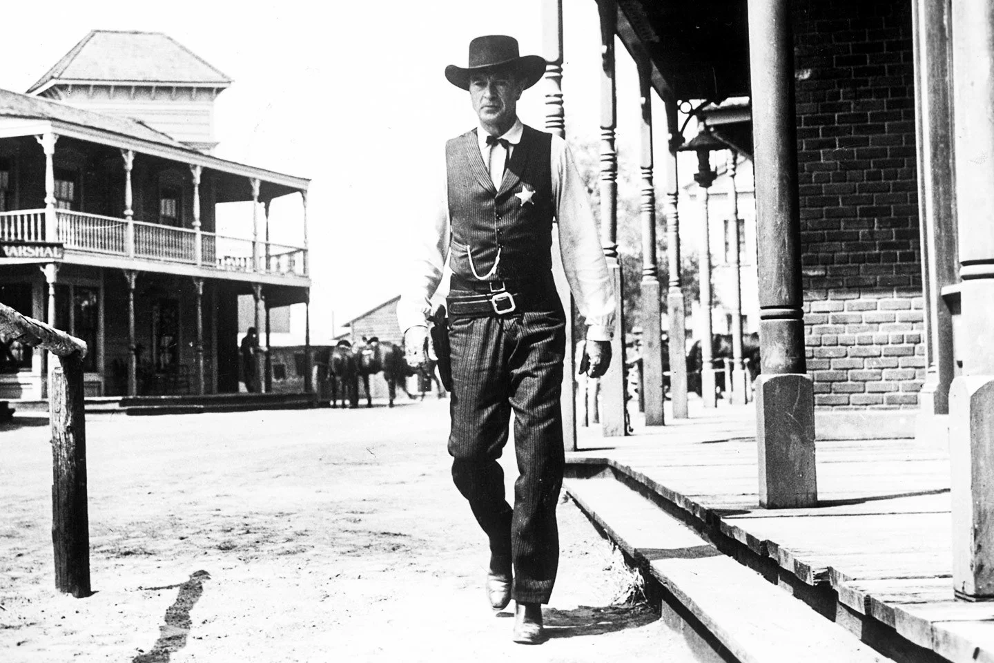TLR: “High Noon” may come off as a bit too idealist for cynical viewers, especially in 2018. However, this classic western paints a portrait of a hero and leader we all want to believe exists.