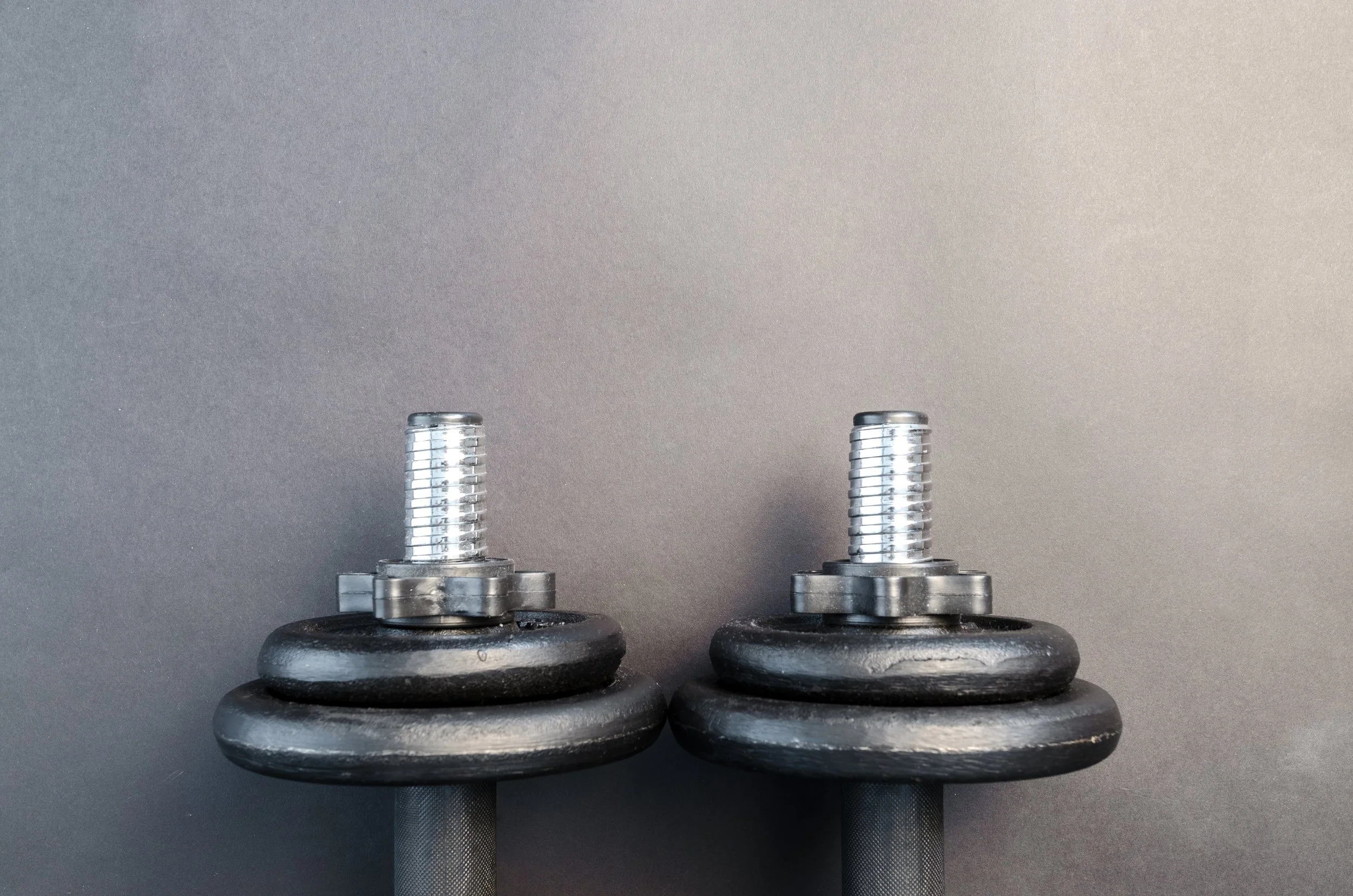 dumbbell-equipment-gym-669580.jpg