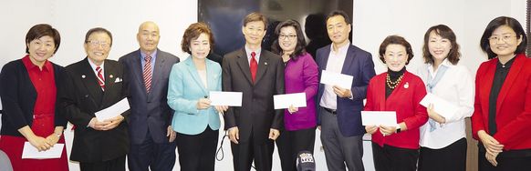 ASIA Families founder Grace Song (second from right) receives award from WSSC